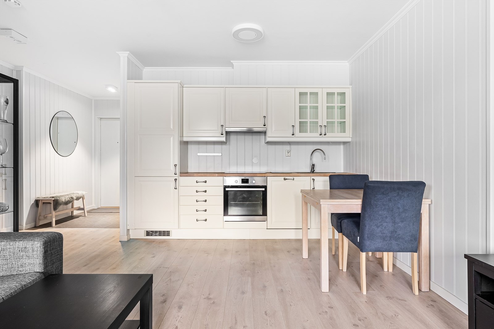 Kjøkkenet er tidløst og pent, med samtlige hvitevarer integrert og benkeplate i tre. Galleribilde