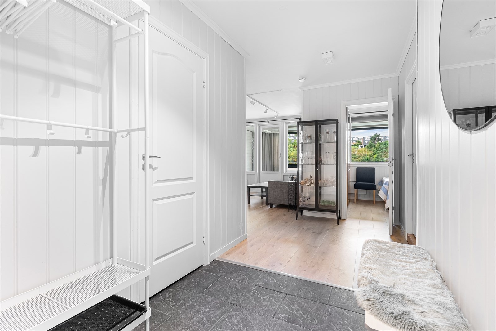 Entreen er flislagt, praktisk på våte dager. Galleribilde