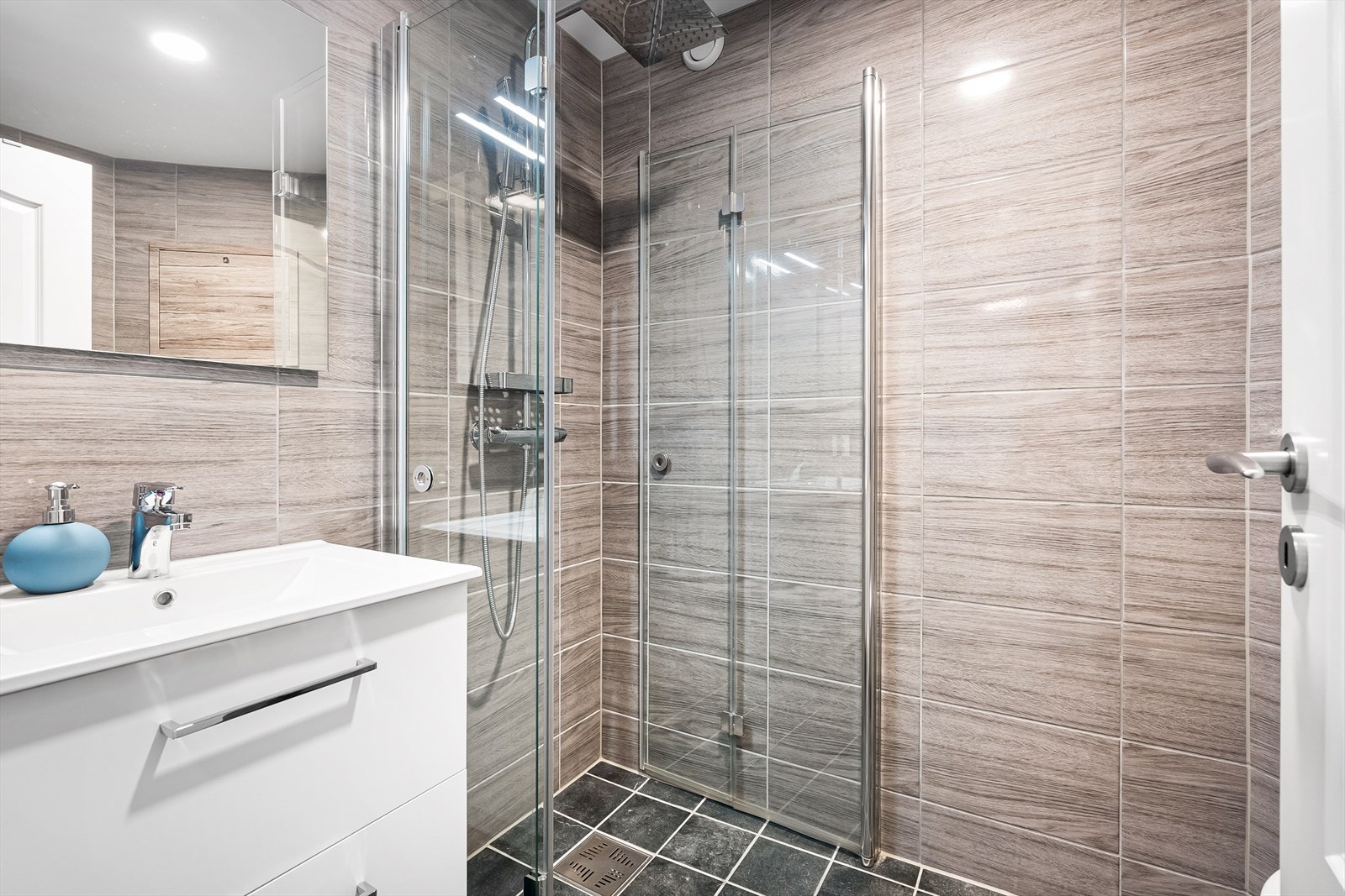 Et lekkert og tidsriktig bad! Varmtvann er inkludert i felleskostnadene. Galleribilde