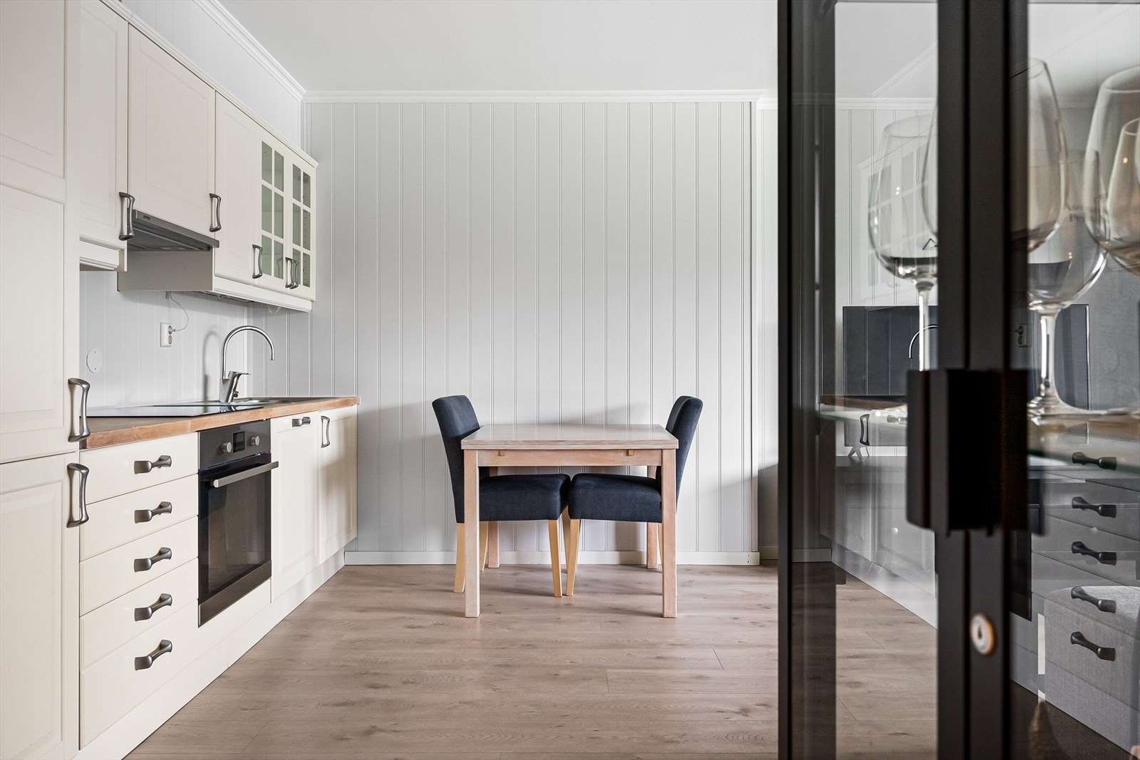 Planløsningen gjør det enkelt å innrede med spisebord mellom kjøkken og stue. Galleribilde