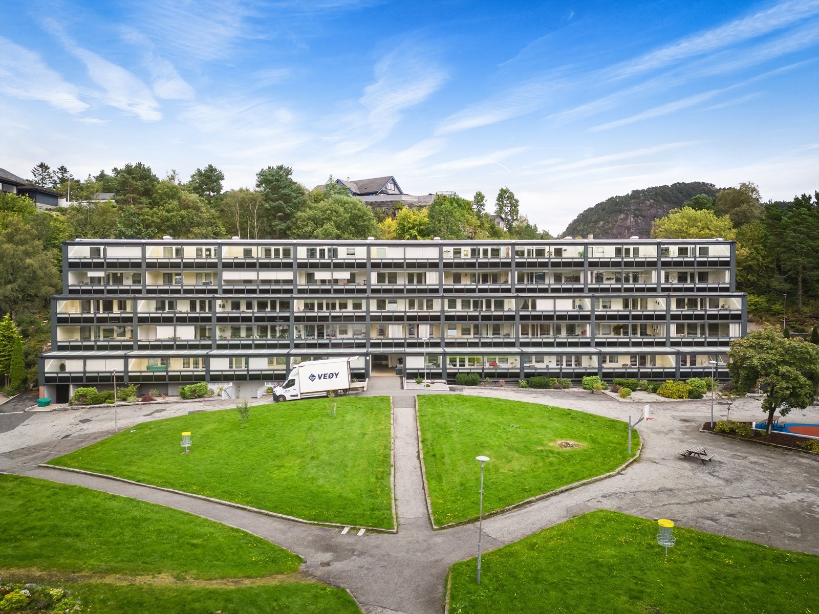 Leiligheten har fast parkeringsplass i felles garasjeanlegg. Galleribilde