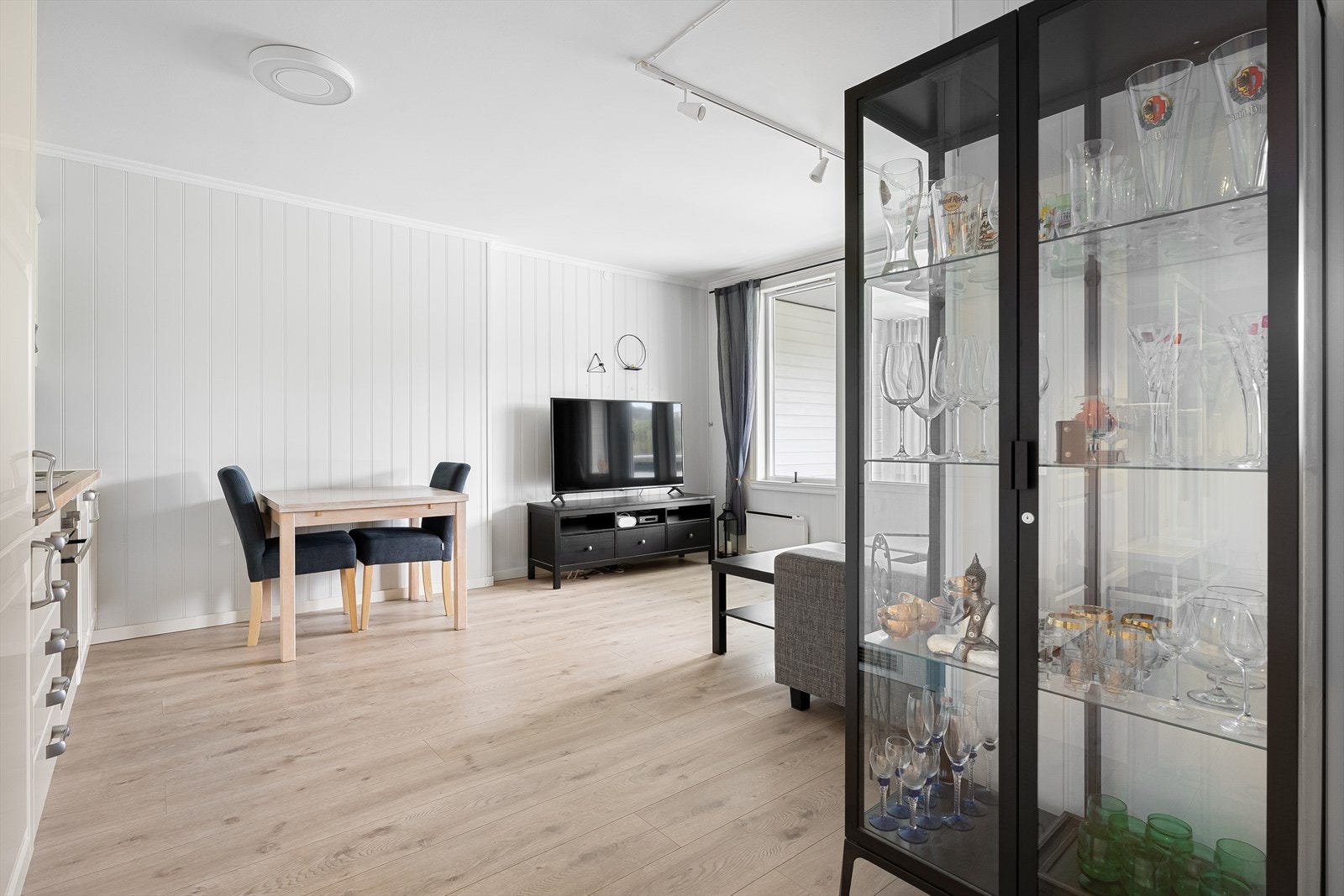 Leiligheten har en åpen stue- og kjøkkenløsning som gir en god romfølelse. Galleribilde