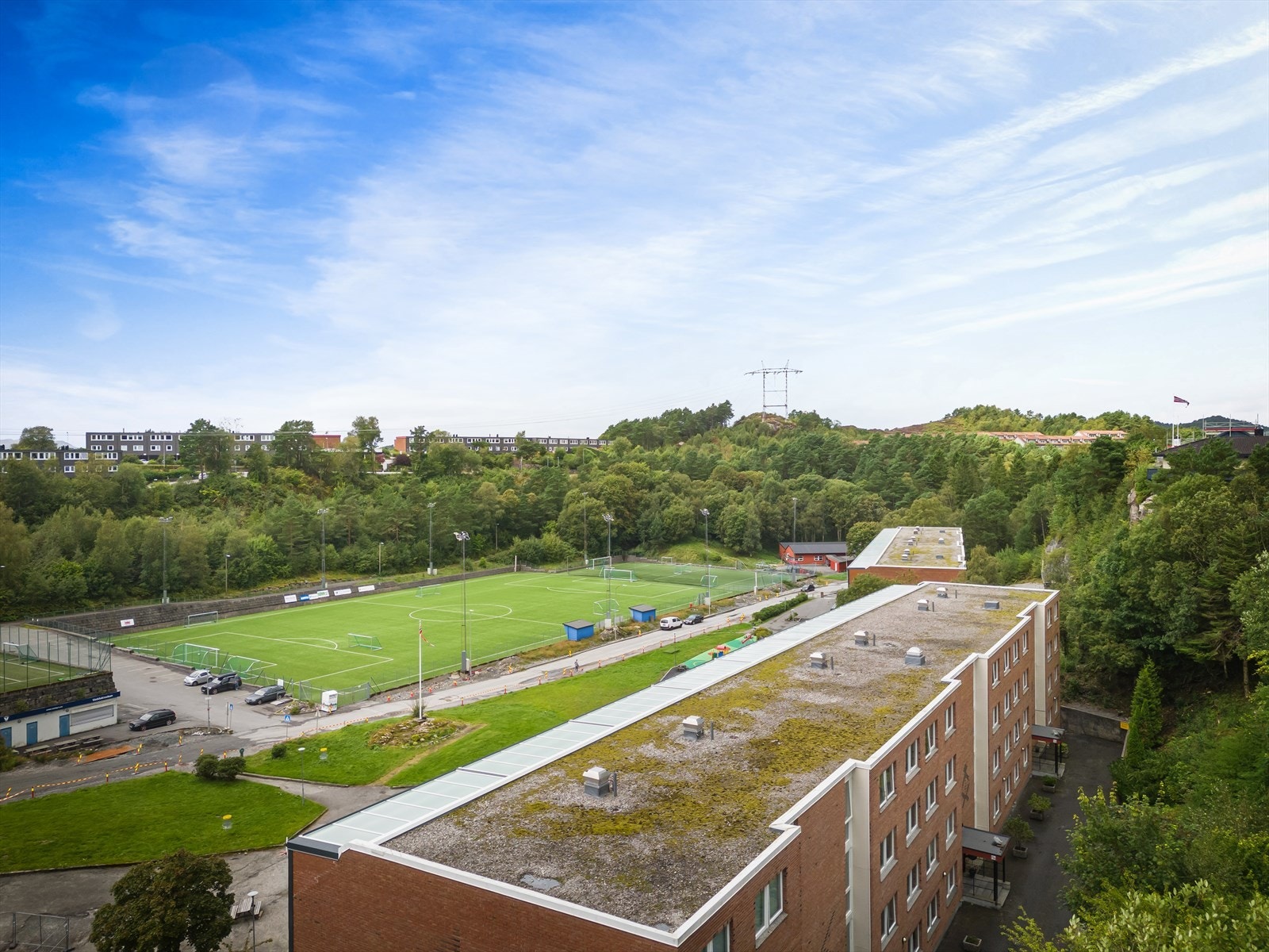 Fra leiligheten har du gangavstand til buss, Vestkanten Storsenter og turmuligheter rundt Storavatnet, i Alvøskogen og på Lyderhorn. Galleribilde