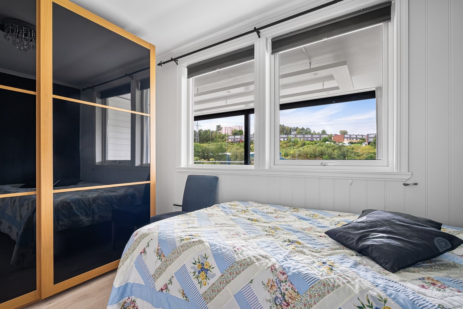 Her har du god plass til ønsket soveromsmøblement. Galleribilde