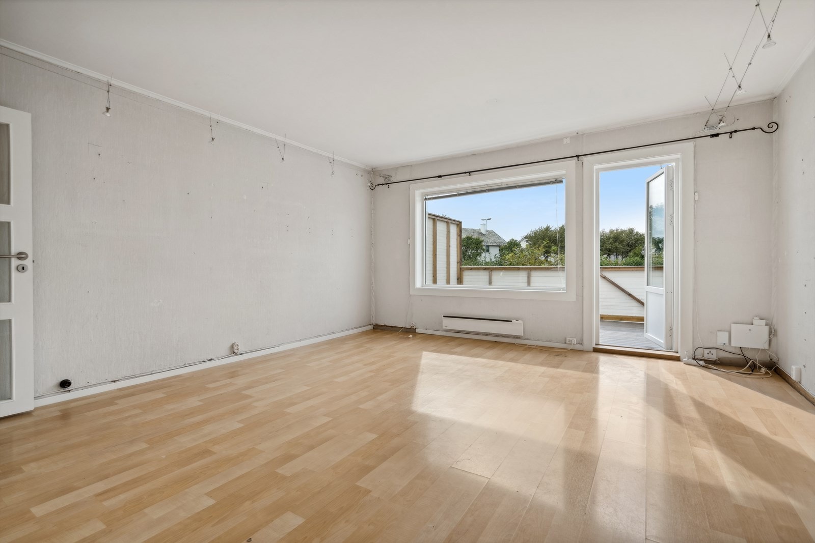 Romslig stue med ny vindu og verandadør. Galleribilde