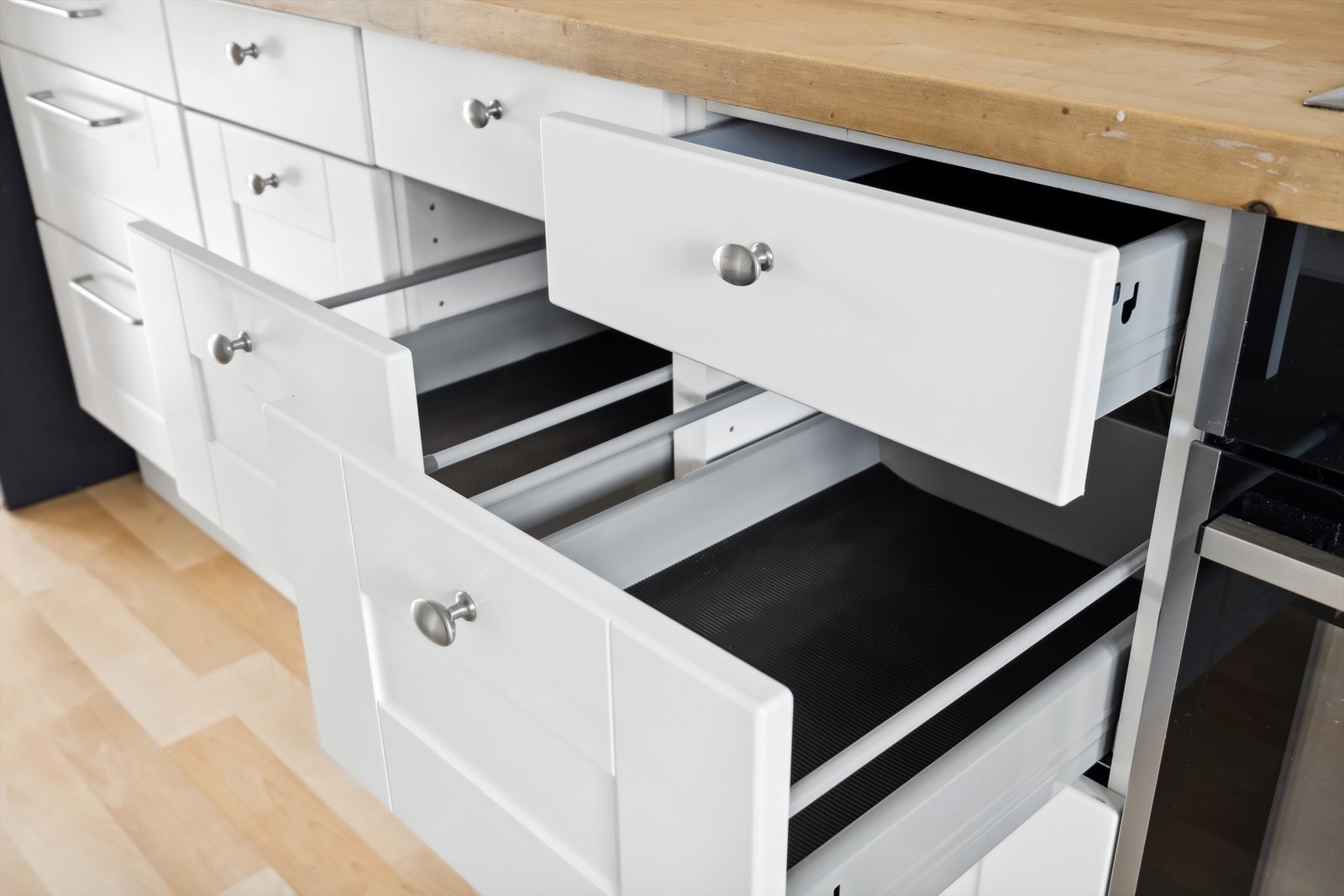 Godt utnyttet skuffeløsninger med soft-close funksjon. Galleribilde