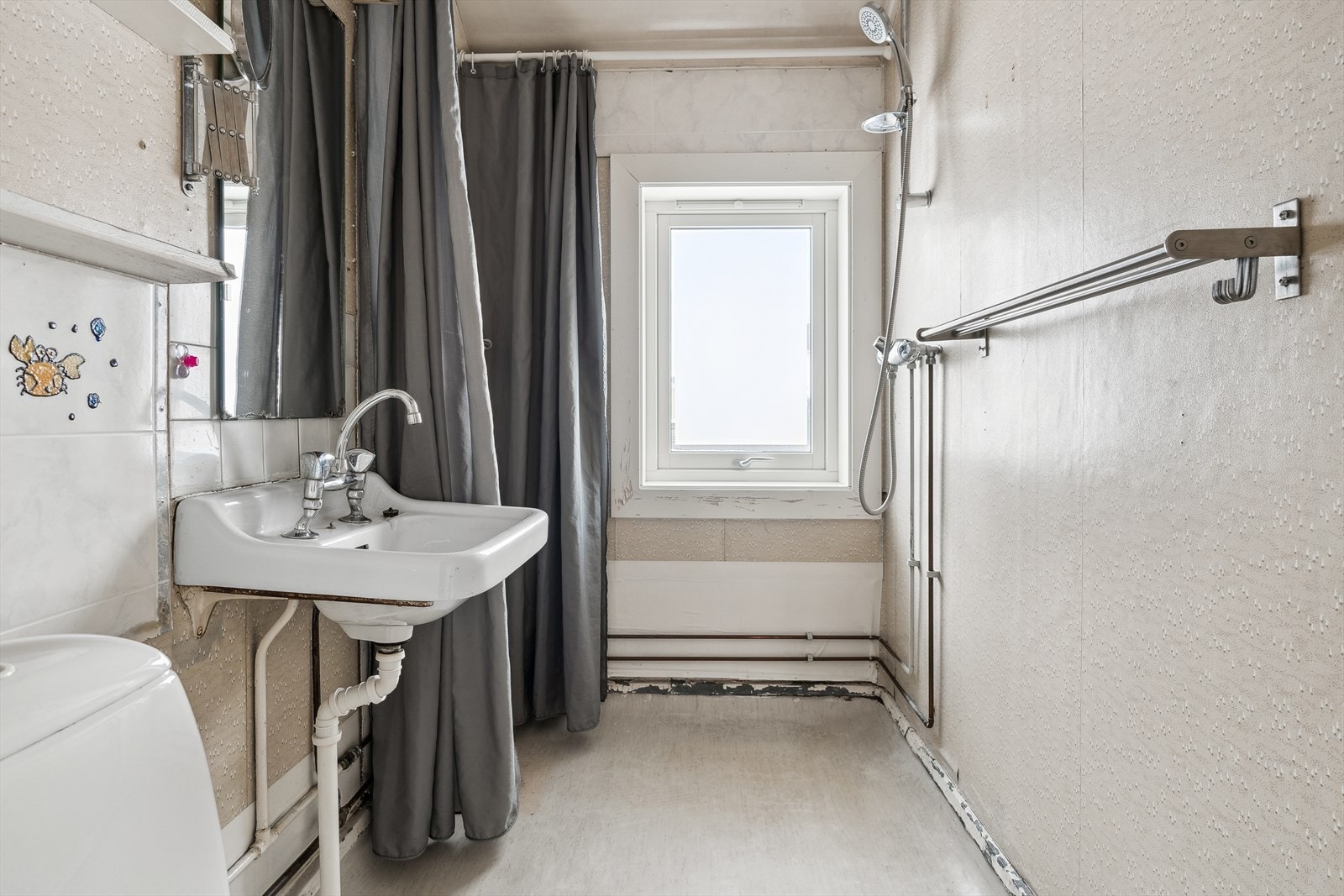 Badet ligger i andre etasje og har behov for totalrenovering. Galleribilde