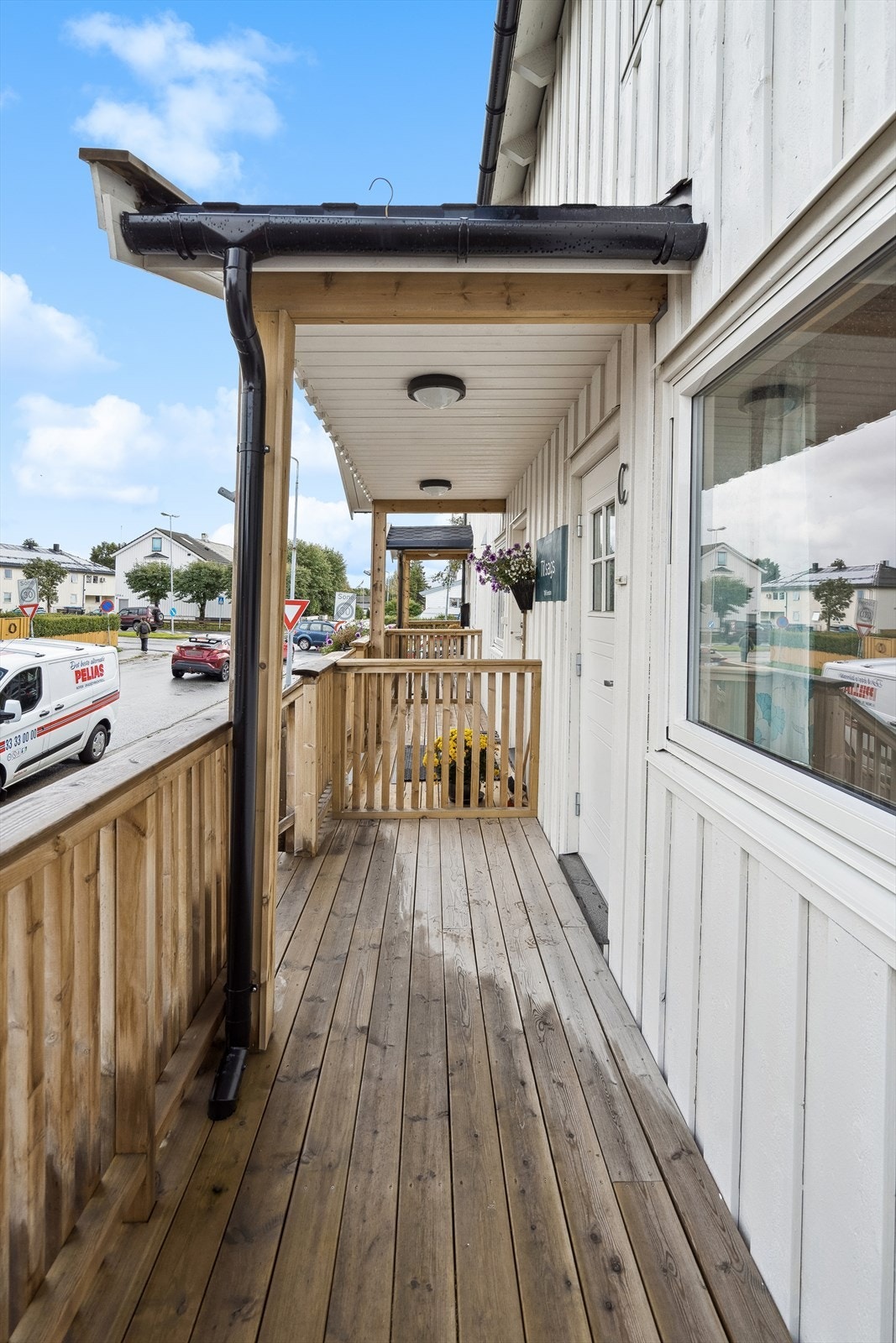 Flott inngangsparti med renovert veranda og med ny verandadør. Galleribilde