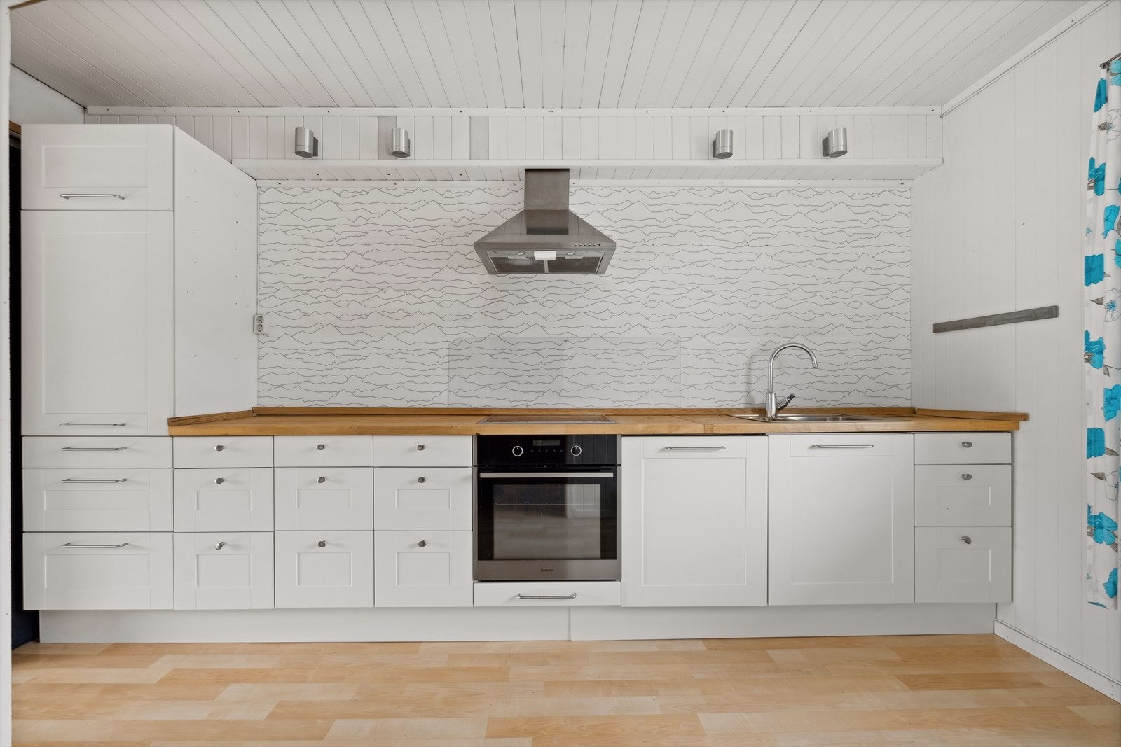 Integrert kjøleskap, komfyr, platetopp og oppvaskmaskin medfølger handelen. Galleribilde