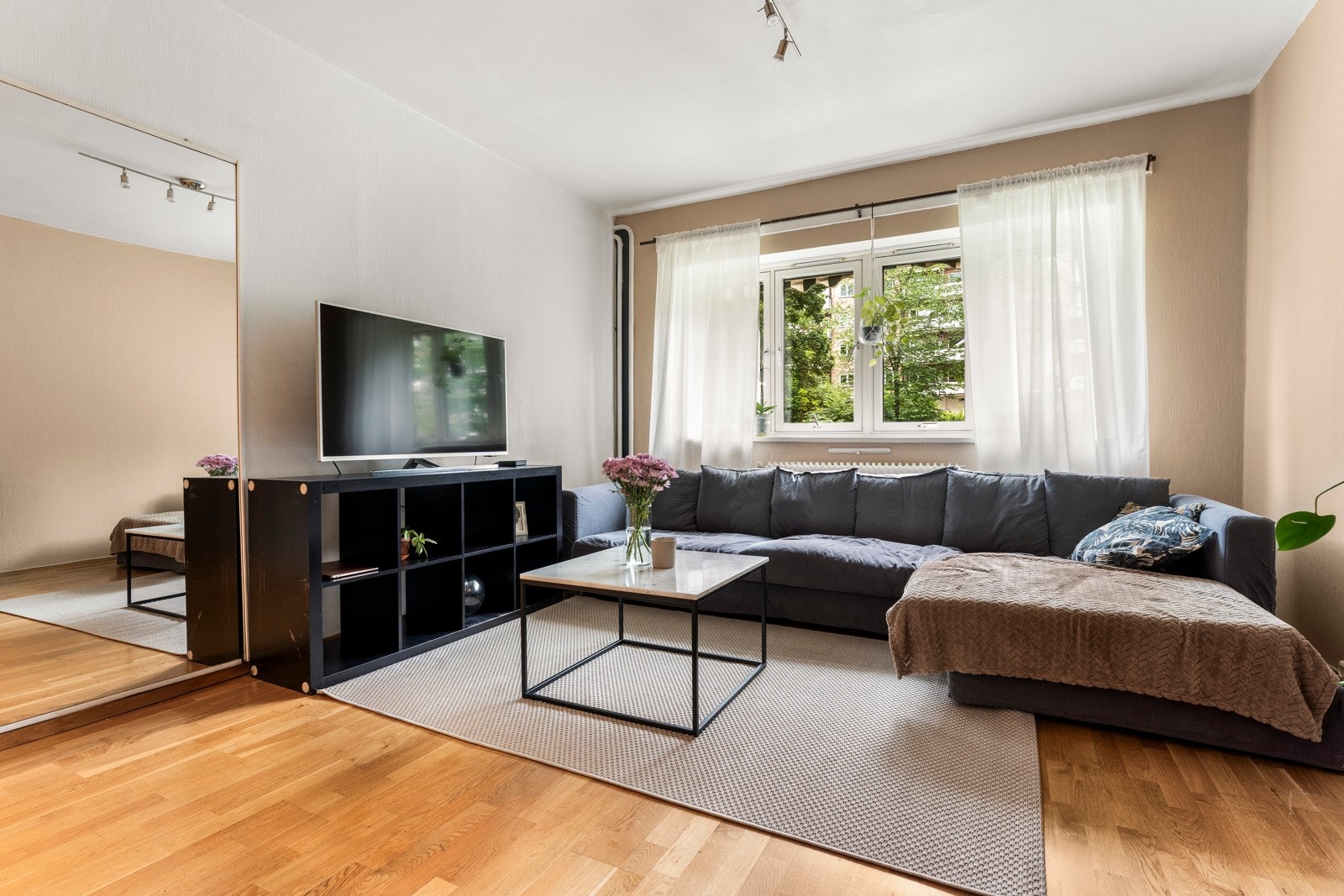 Privatmegleren Grünerløkka har gleden av å presentere Båhusveien 22! Boligens stue fremstår som et tiltalende og sosialt rom. Rommet tilbyr gode innredningsmuligheter med plass til sofa, bord og TV-seksjon Galleribilde