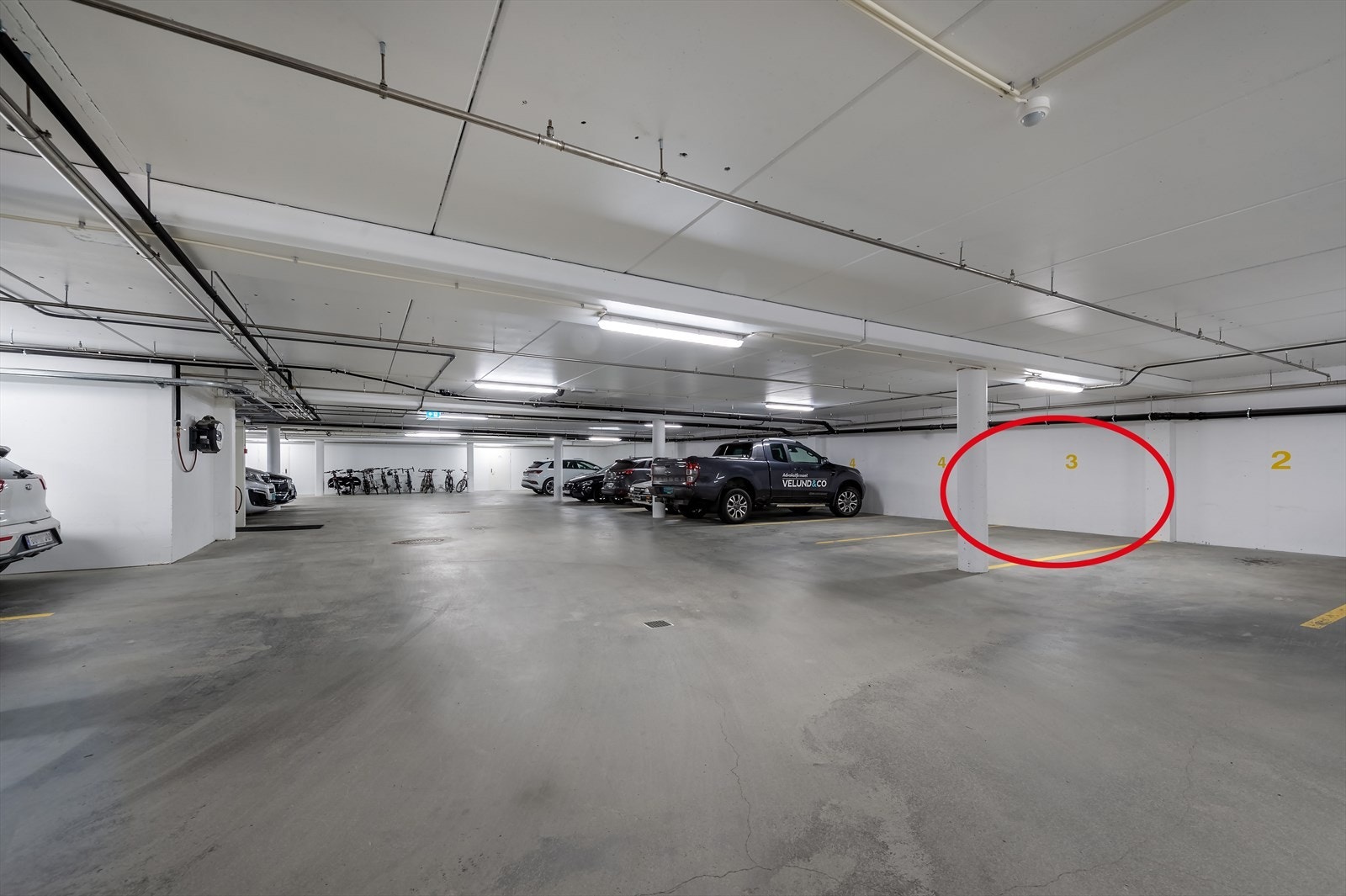 Parkeringskjeller med merking av p plass Galleribilde