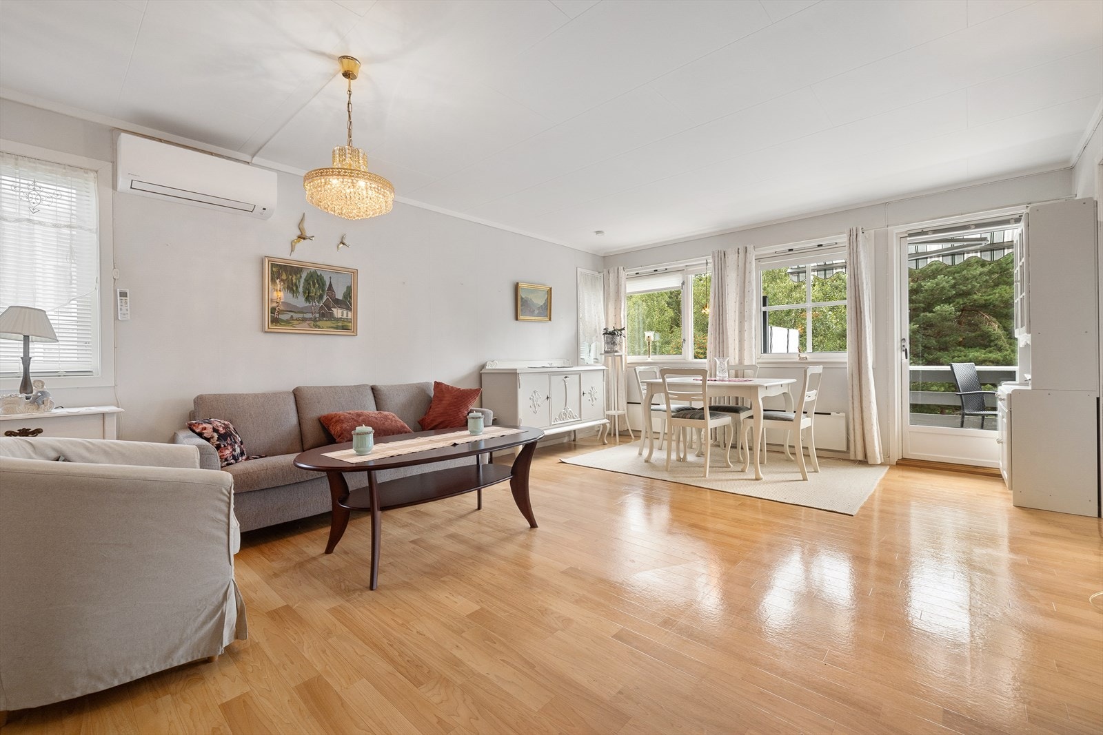 Gulvet har belegg, mens veggene er kledd med gråmalte flater, rød tapet og hvitt brystningspanel. Galleribilde