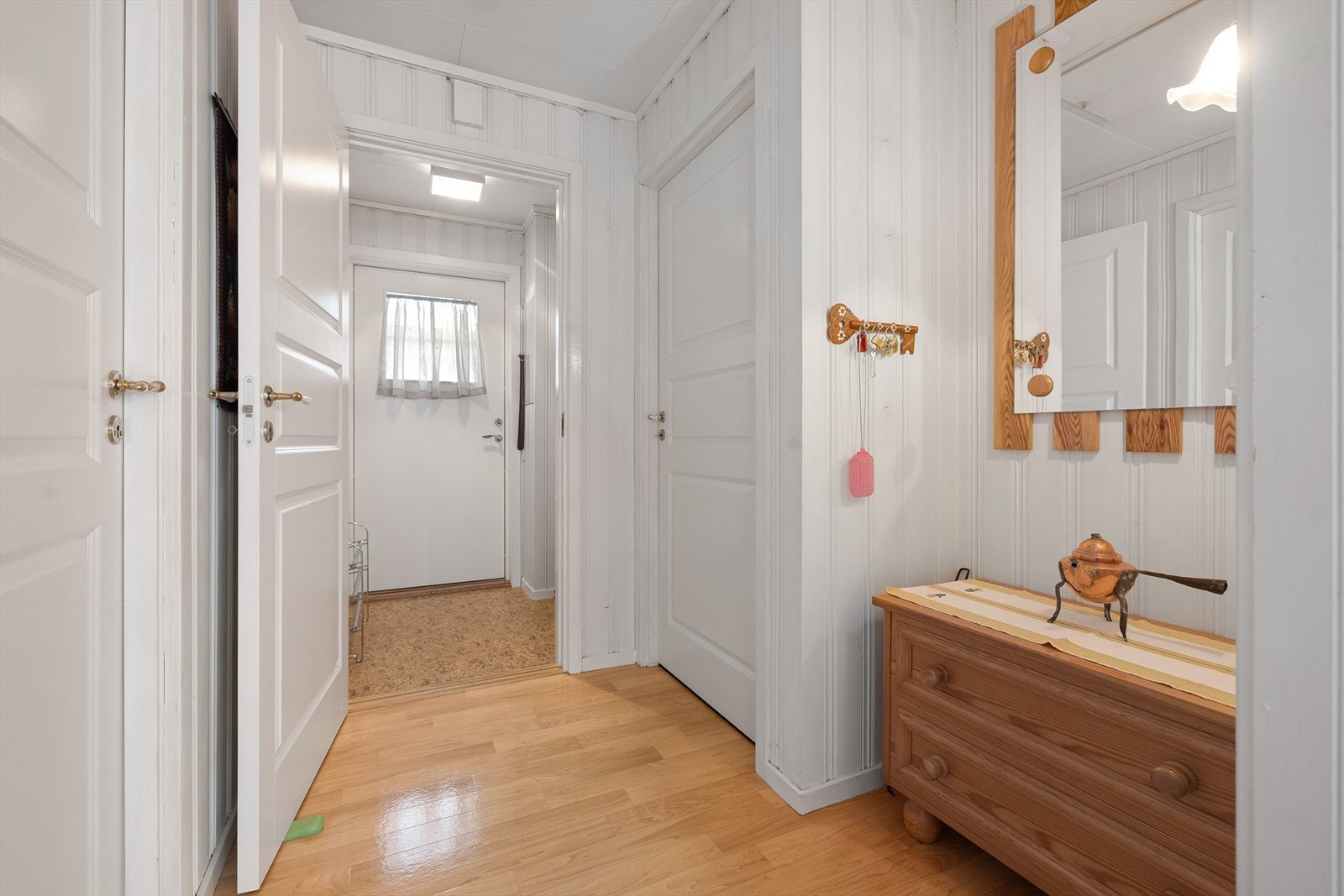 Vel inne ønskes man velkommen av en liten entré med gulvbelegg, og her passer det fint å innrede med knagger og skohyller. Galleribilde