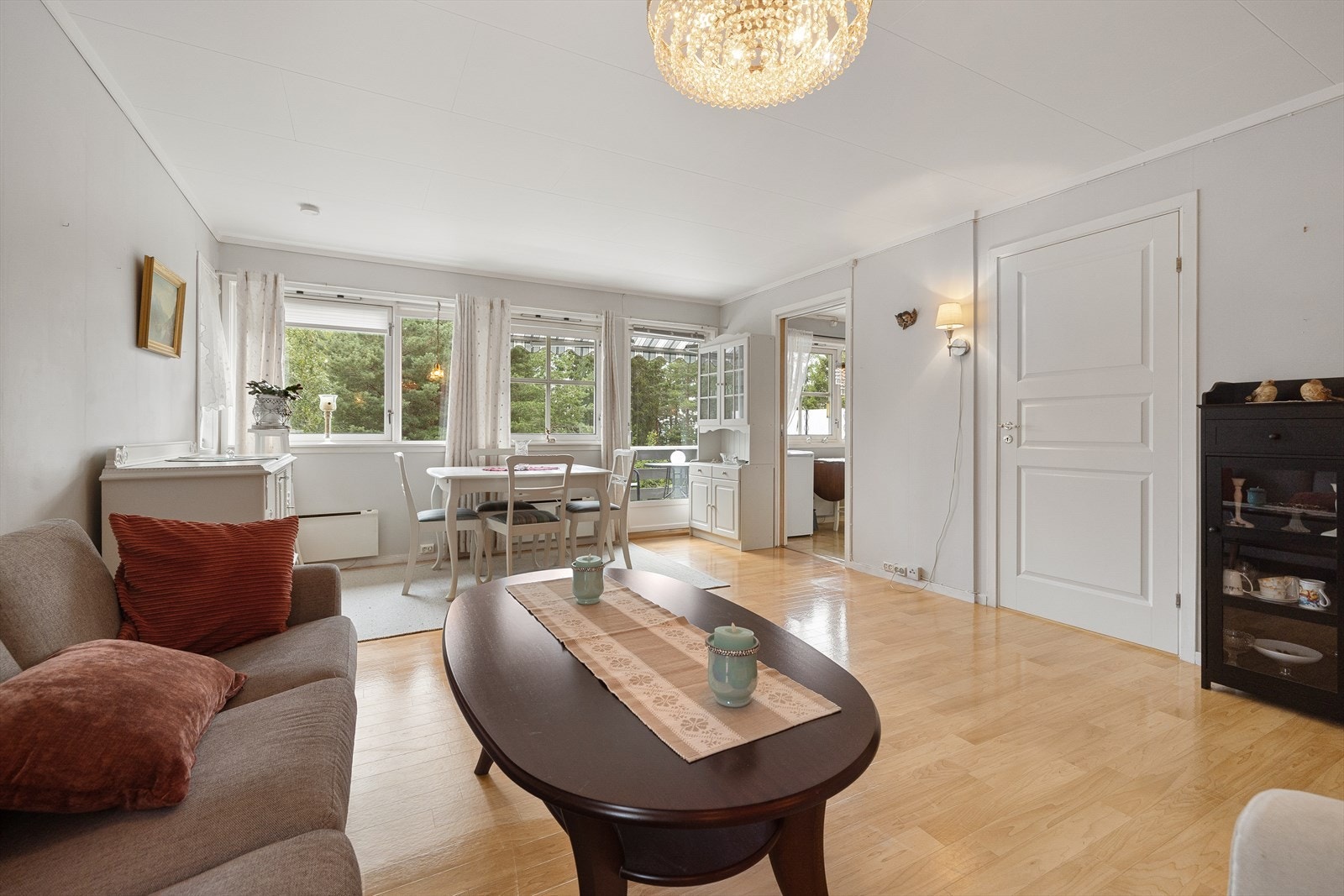 En glassdør fører ut til balkongen, en fin romforlengelse i sommerhalvåret. Galleribilde