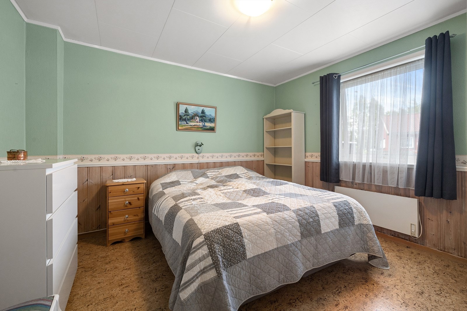 Planløsningen byr på to soverom, hvor hovedsoverommet har god plass til både dobbeltseng og annet møblement. Galleribilde