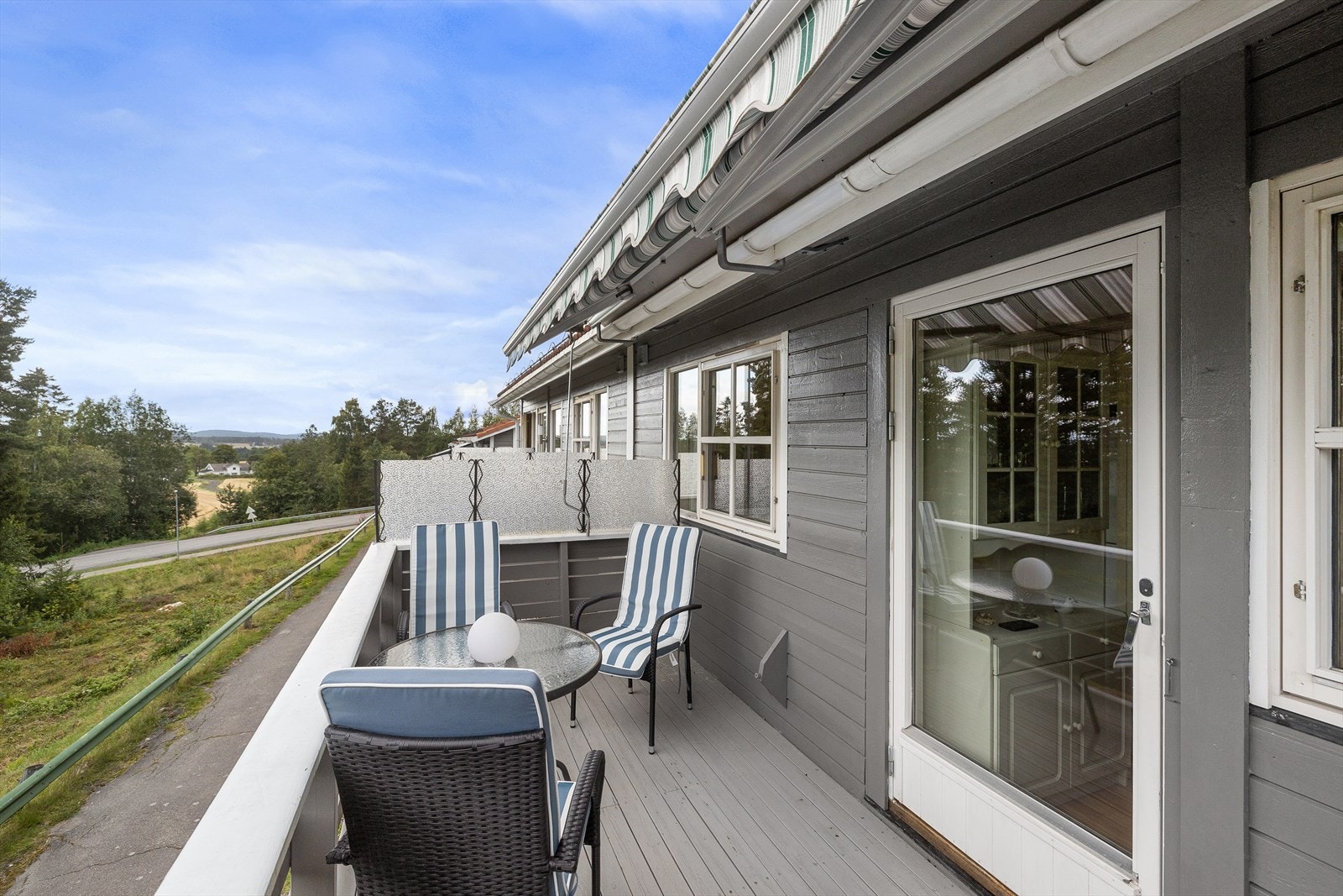 Det er montert markise på balkongen. Galleribilde