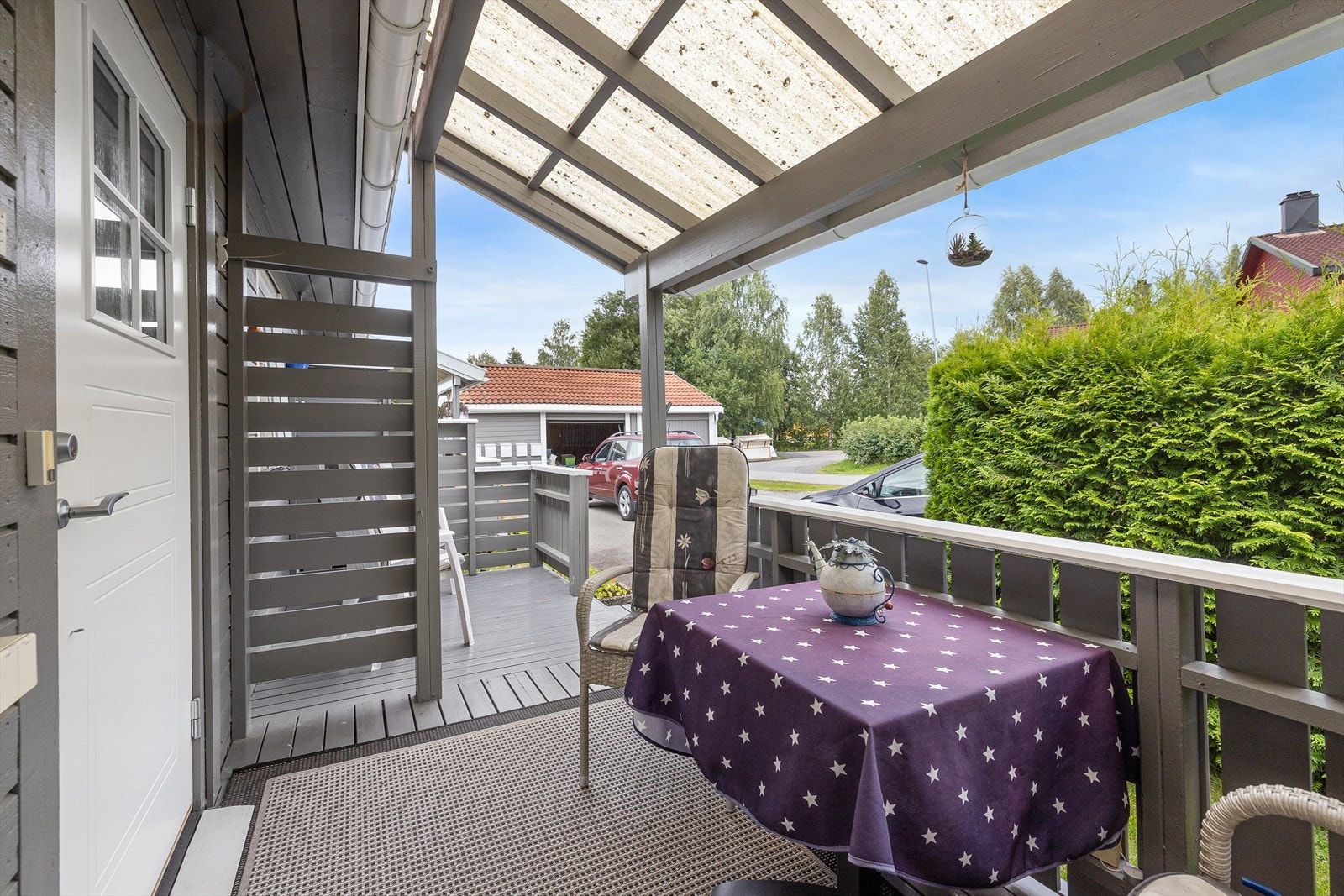 Leiligheten har et hyggelig og overbygd inngangsparti. Galleribilde