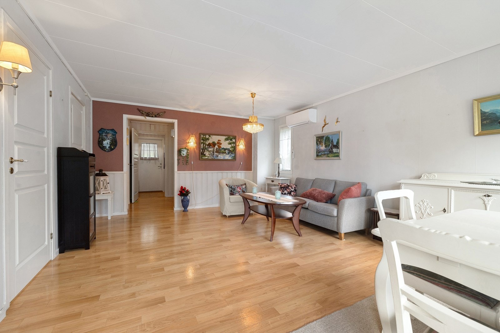 Stuen er et innbydende oppholdsrom, med ny varmepumpe og godt lysinnslipp via vinduer i to retninger. Galleribilde