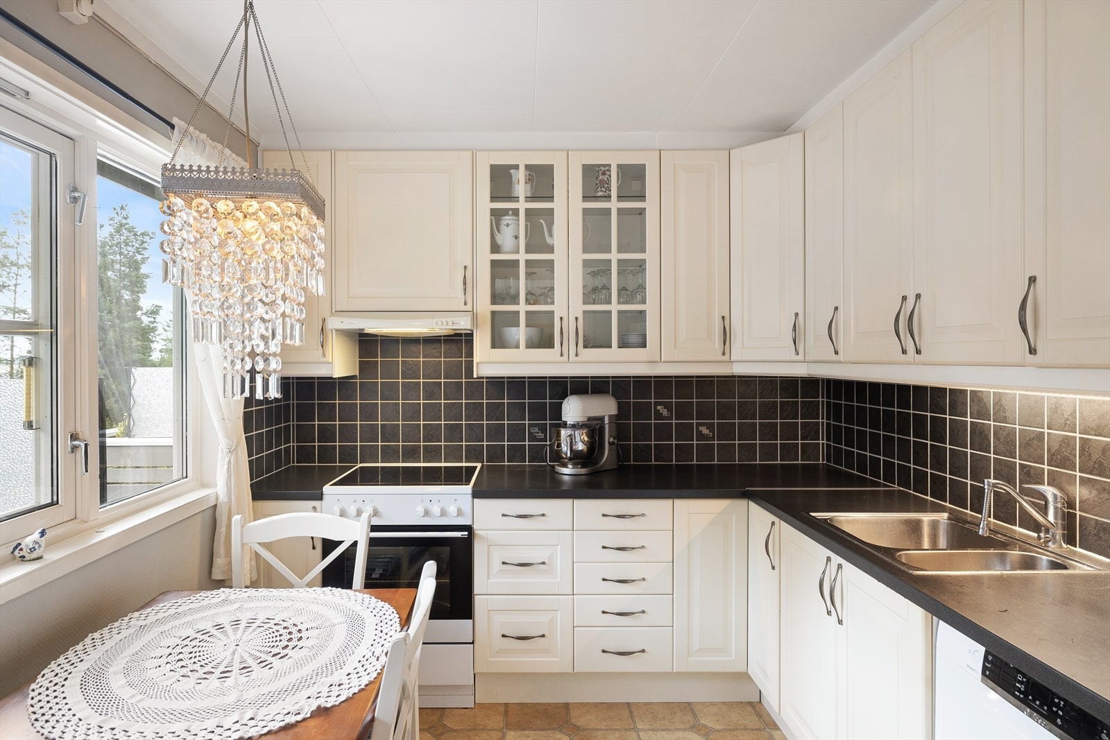 Innredningen er oppført i en funksjonell L-form med god arbeidsflyt og skapplass. Galleribilde