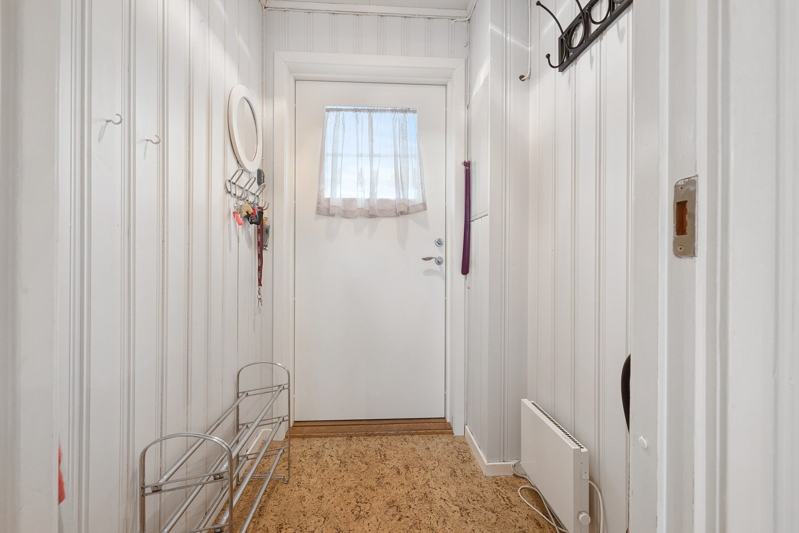 Entreen ligger i tilknytning til en gang med rom for skap eller andre garderobeløsninger i egen nisje. Galleribilde