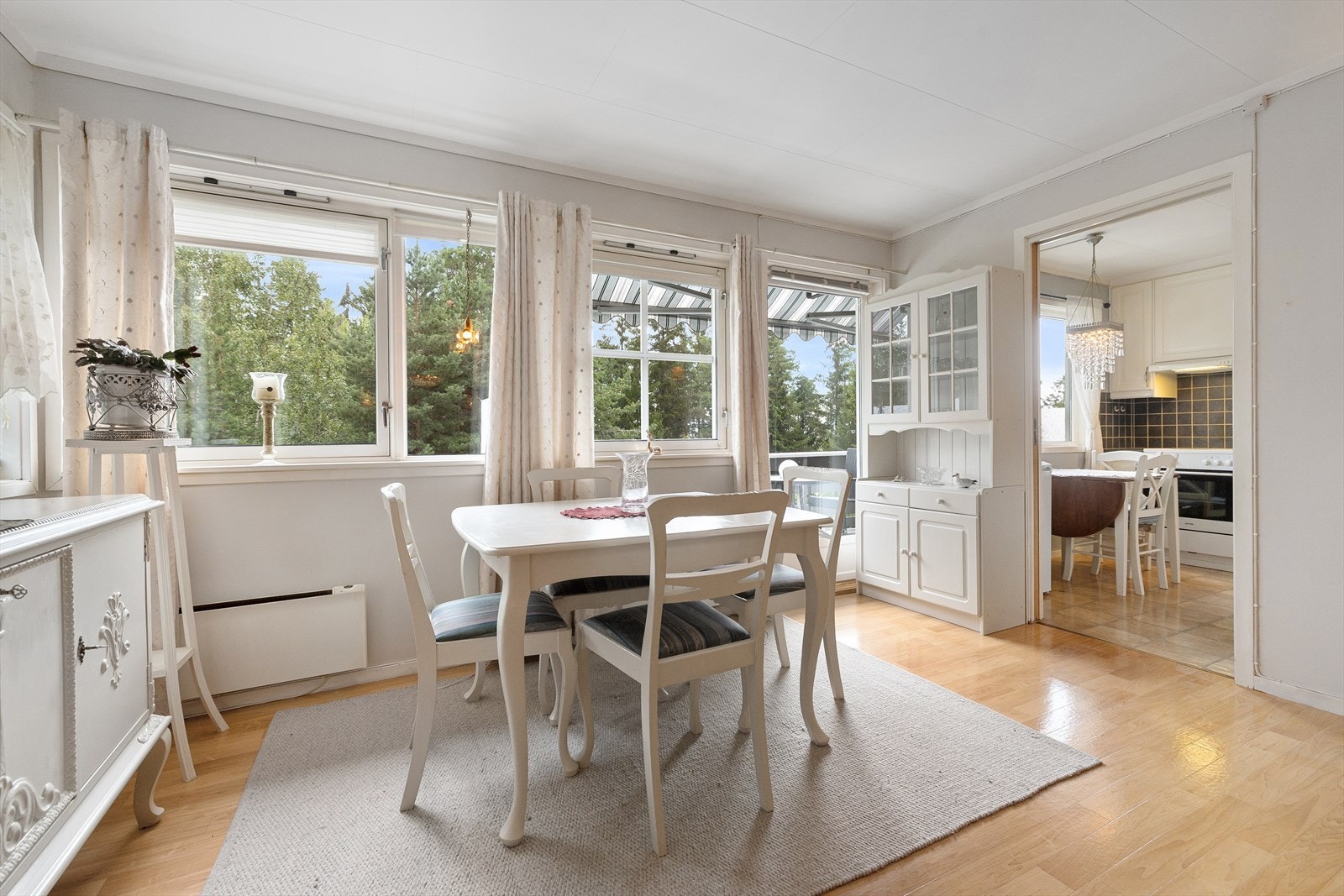 Stuen er naturlig inndelt i ulike brukssoner, og det passer utmerket å innrede med spisebord utenfor kjøkkenet. Galleribilde