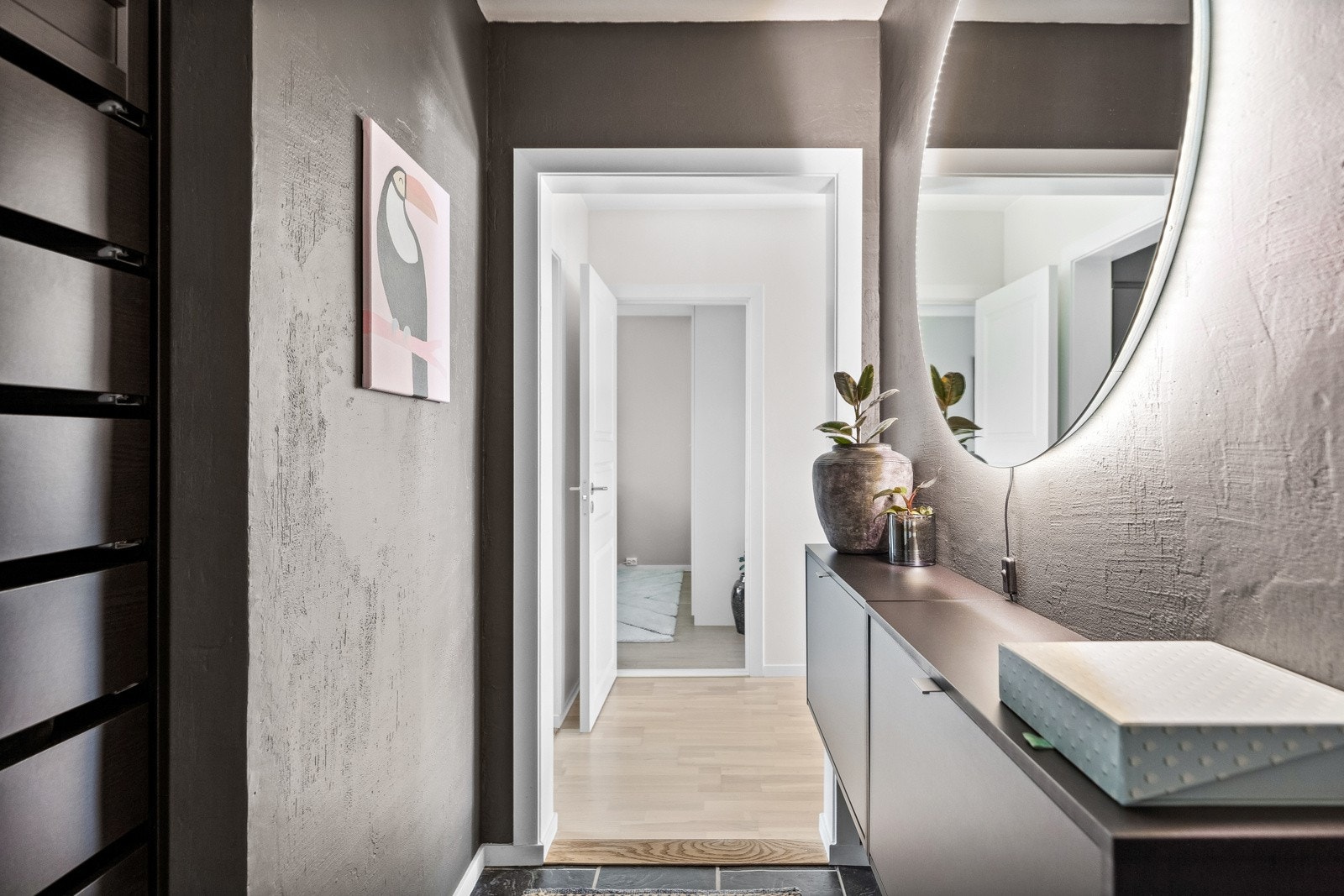 Leiligheten har en innbydende entré med gode oppbevaringsmulighter. Galleribilde