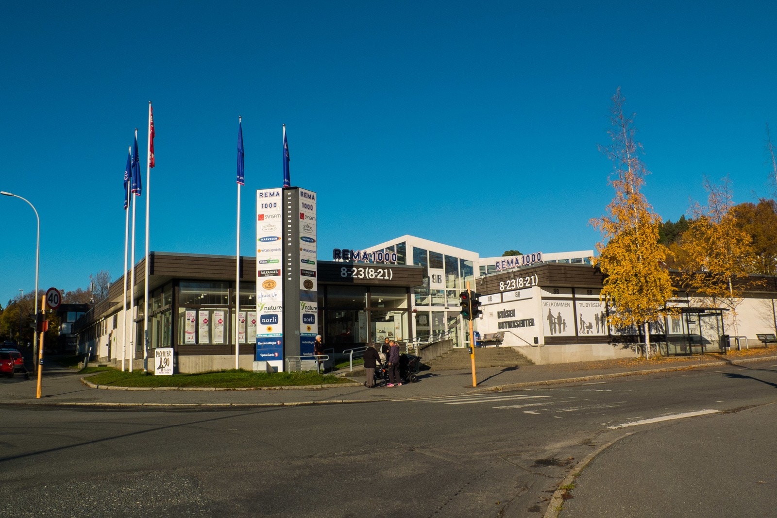 Byåsen Butikksenter ligger i nærområdet. Her finner du et utvalg butikker, apotek, frisør m.m. Galleribilde