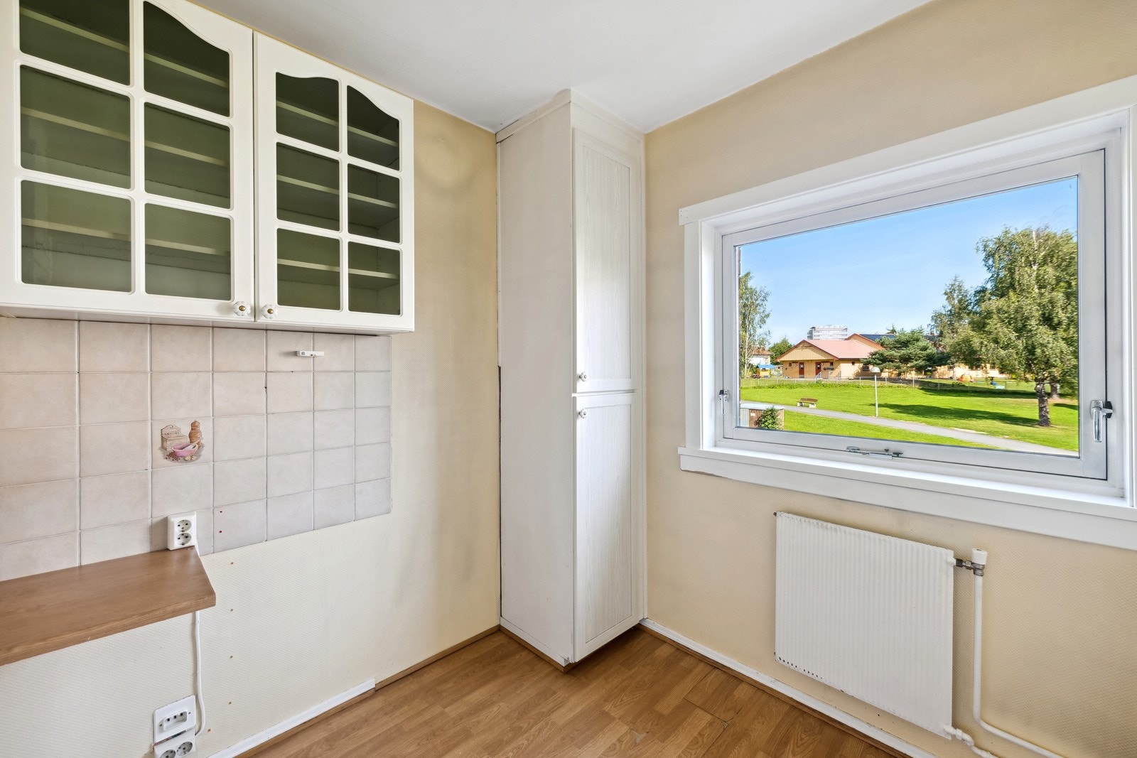 Kjøkken med plass til lite spisebord ved vinduet. Galleribilde