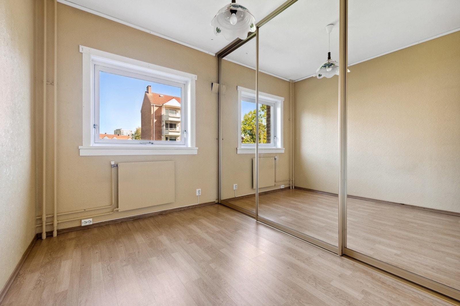 Soverom 1 med stor skyvedørsgarderobe. Galleribilde