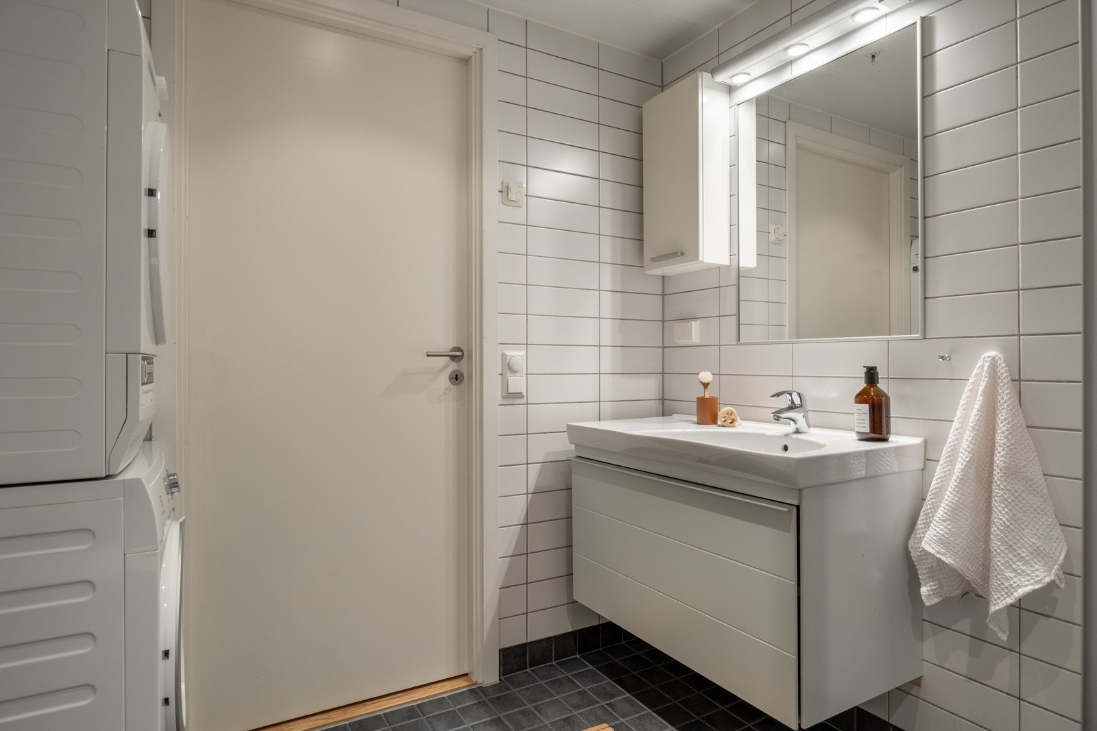 Badet har opplegg for vaskemaskin og tørketrommel. Galleribilde