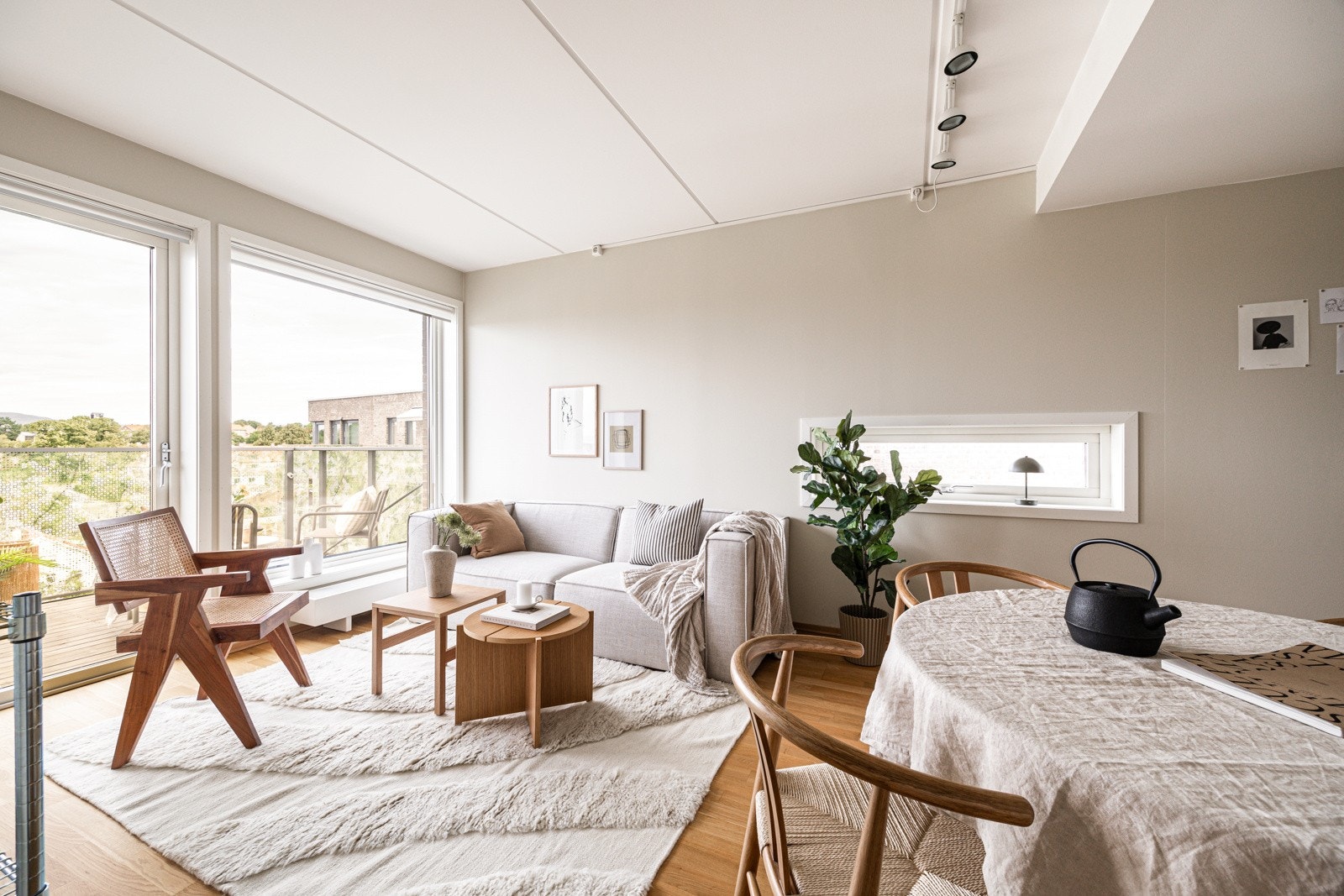Stuen kan fint innredes med både sofakrok og spisestue uten at det går på bekostning av den gode romfølelsen. Galleribilde