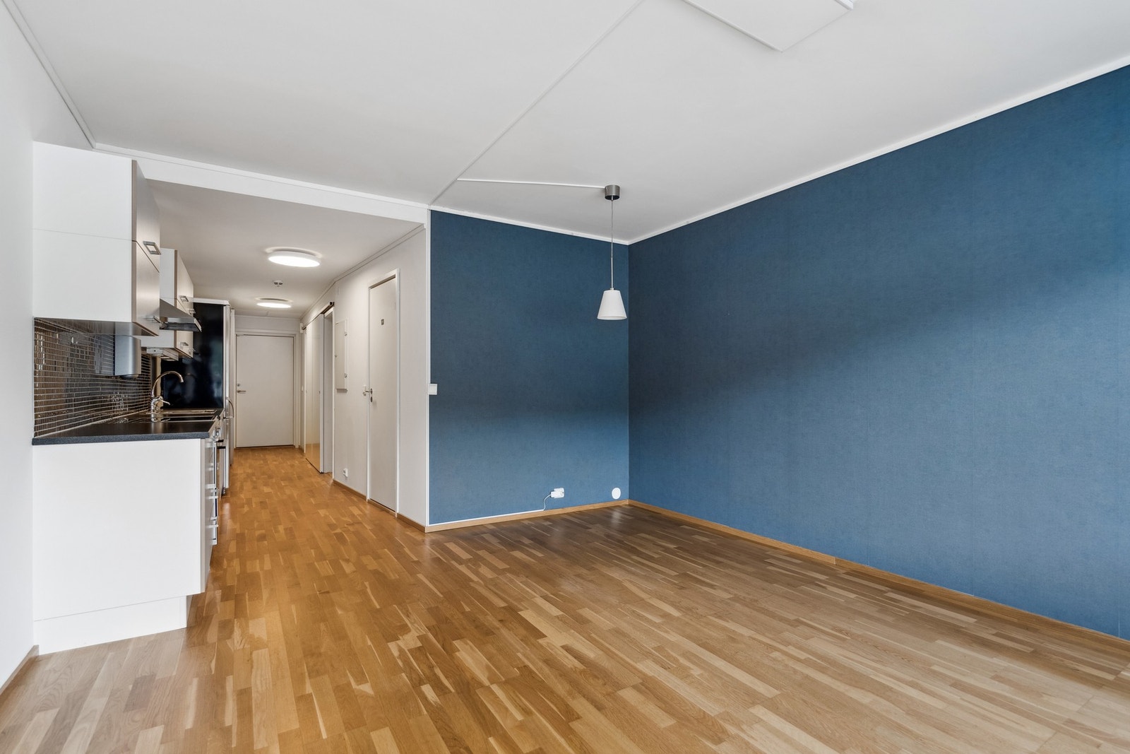 Boligen er pent innredet med moderne farge -og materialvalg Galleribilde