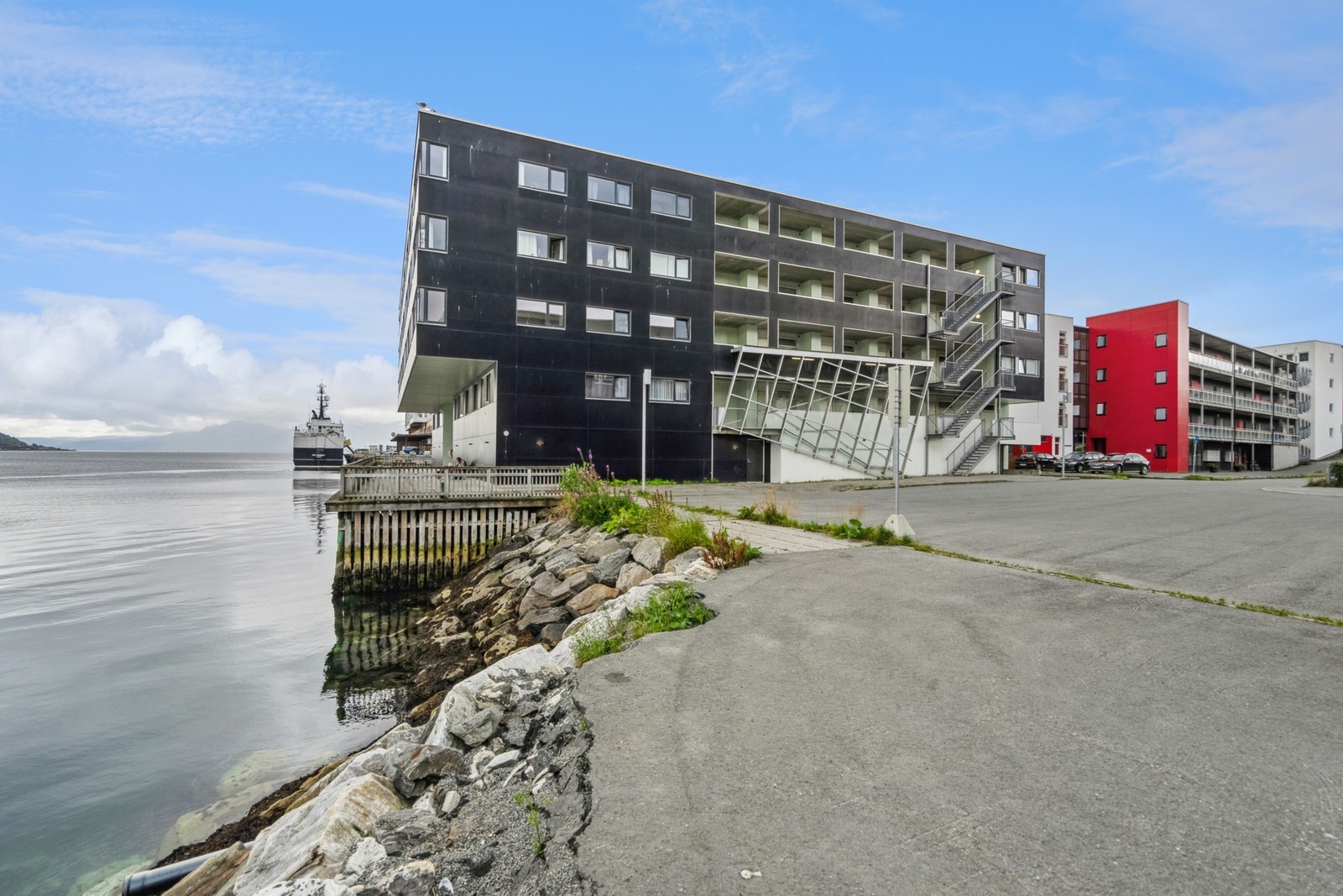 Velkommen til Sjøstranda 169- En stor og pen 2-roms toppetasje på bryggekanten med fantastisk utsikt. Sikringsordning, IN-ordning og heis! Galleribilde