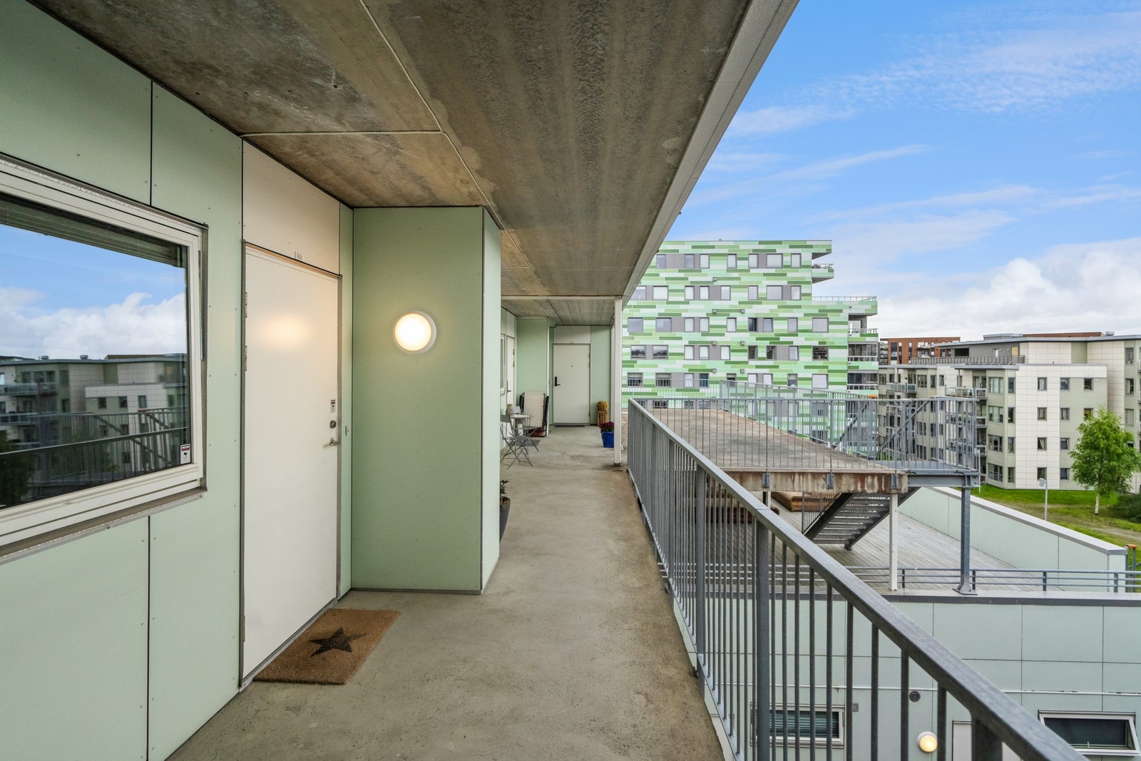Svalgang/ inngangsparti. Kveldssol på inngang og soverom og på fellesområde ute Galleribilde