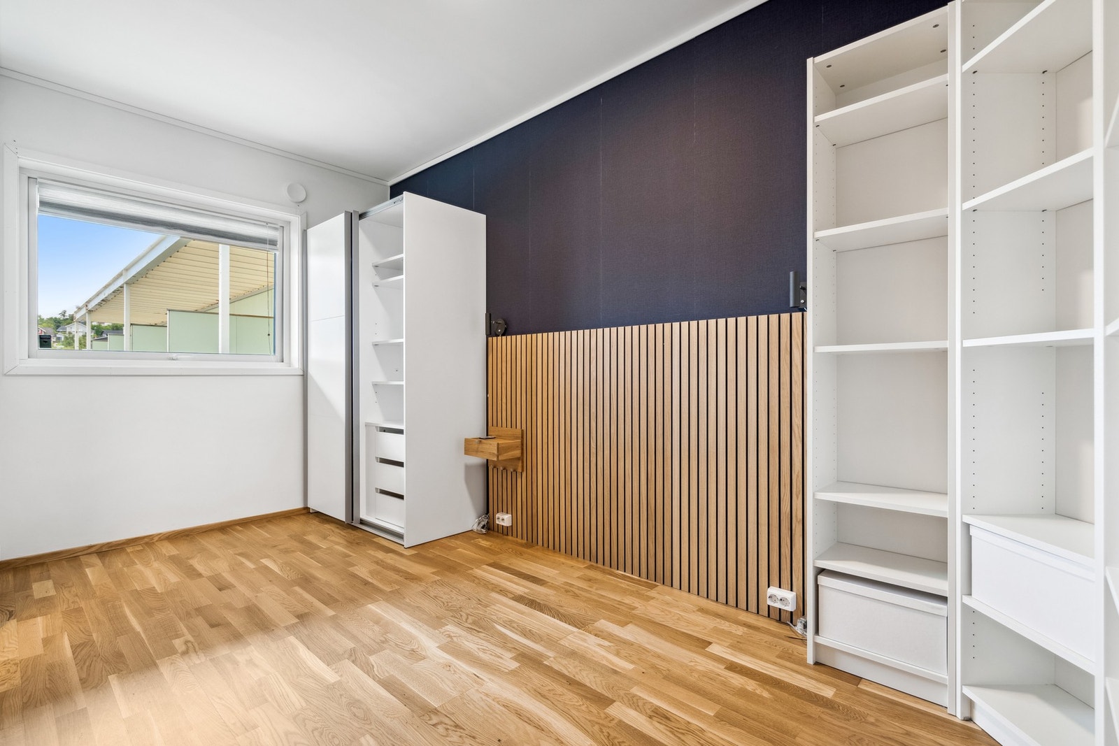 Soverom. Skyvedørsgarderobe og stor bokhylle medfølger Galleribilde