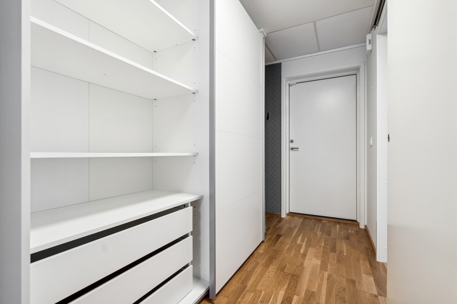 Entré med stor, ny skyvedørsgarderobe fra 2022 Galleribilde