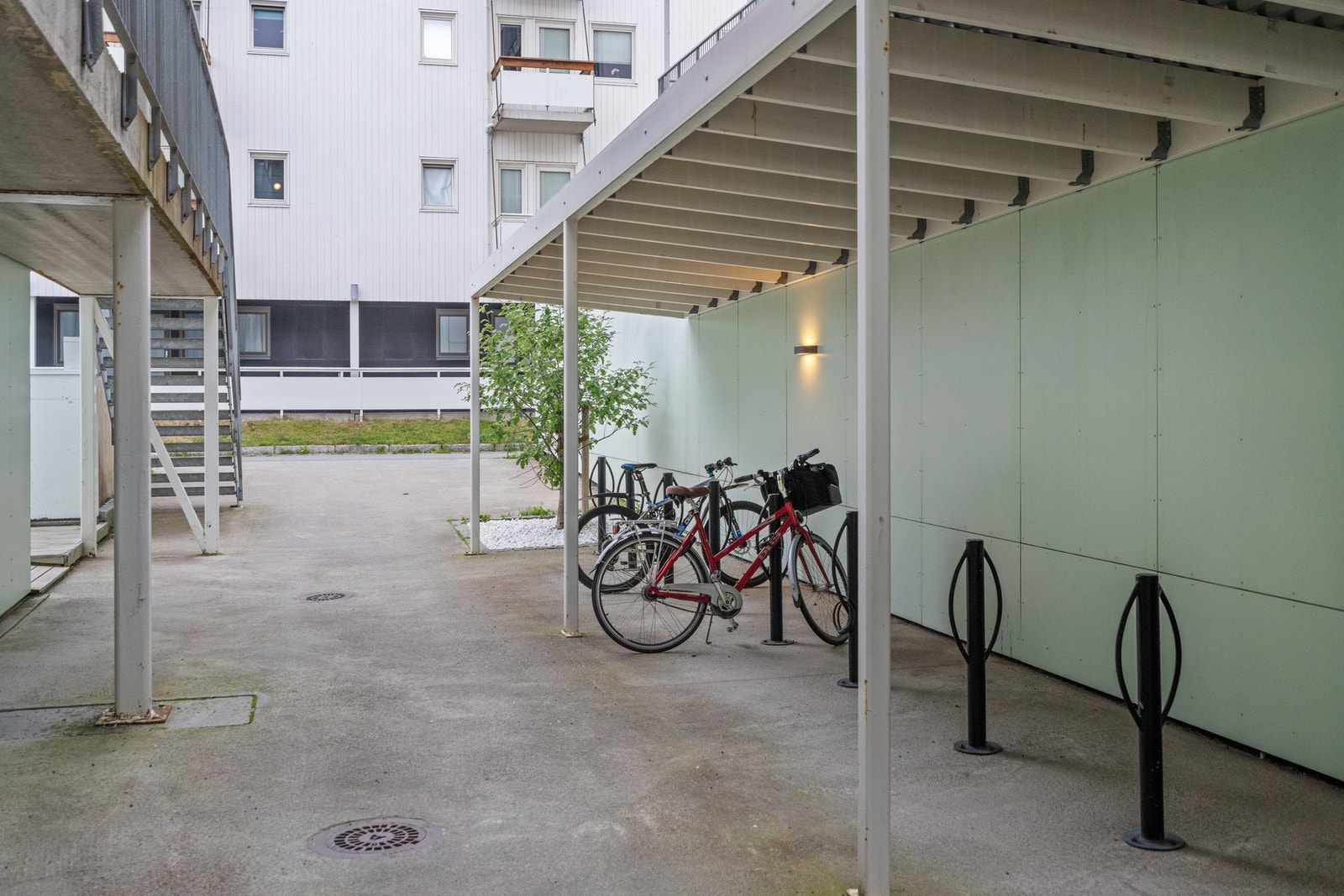 Felles sykkelparkering. Borettslaget har egen låst sykkelkjeller Galleribilde
