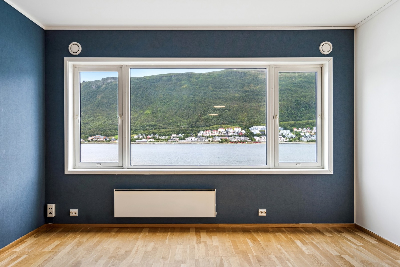 Optimal utsikt mot sundet og innseilingen til byen. Et levende maleri i stuen hele året!Velkommen til Sjøstranda 169- En stor og pen 2-roms toppetasje på bryggekanten med fantastisk utsikt. Sikringsordning, IN-ordning og heis! Galleribilde