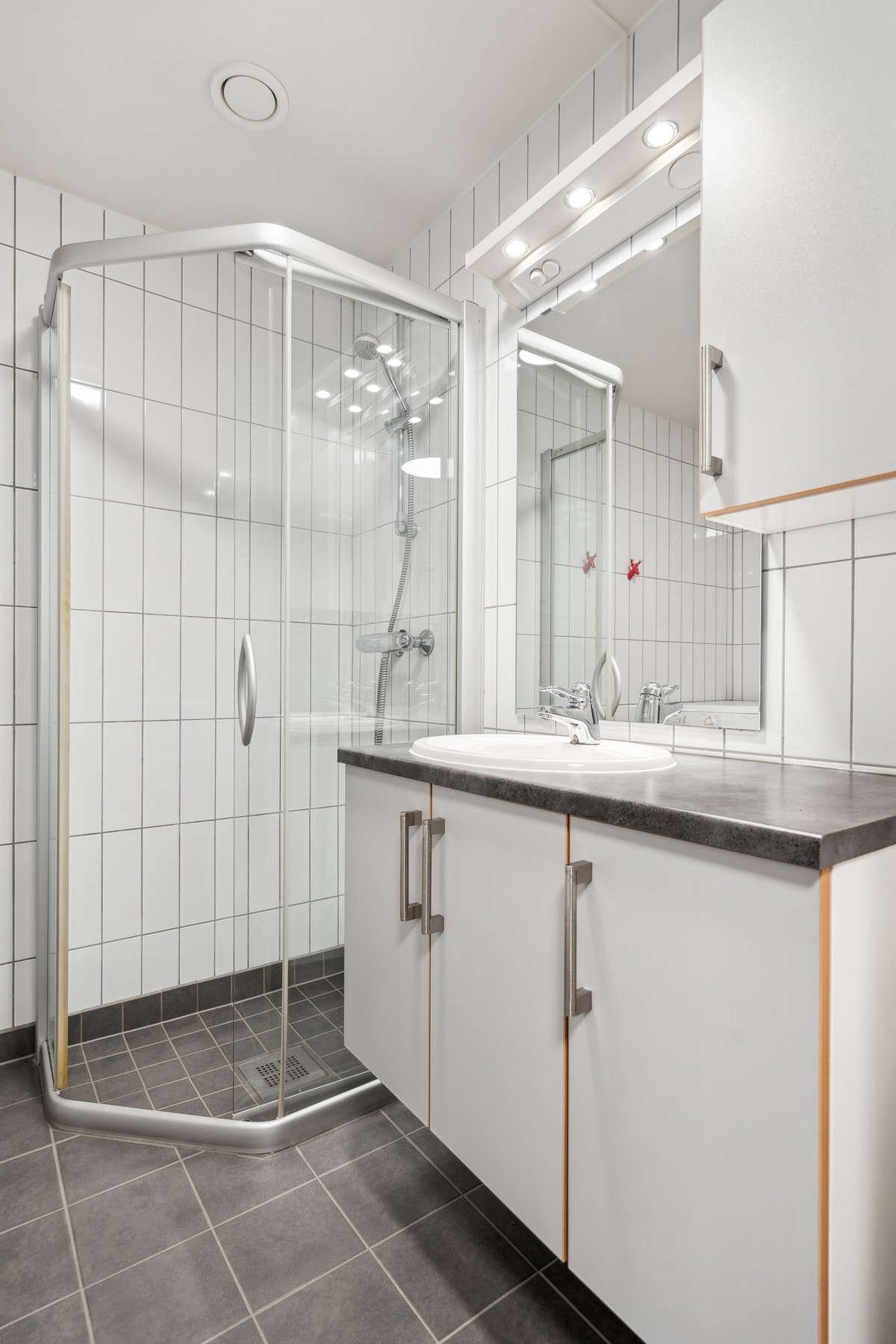 Bad/ wc. Uttak vaskemaskin.
Vaskemaskin medfølger. Plass til tørketrommel Galleribilde