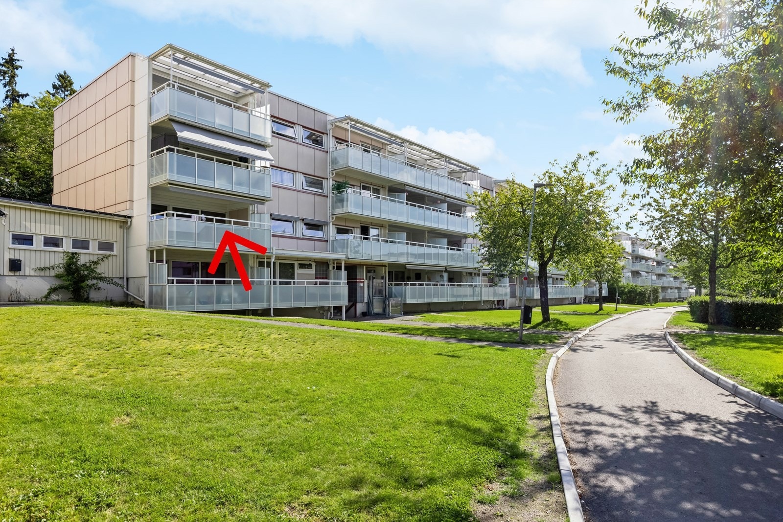 Her har du terrassen din usjenert og fritt til på hjørnet av lavblokken Galleribilde