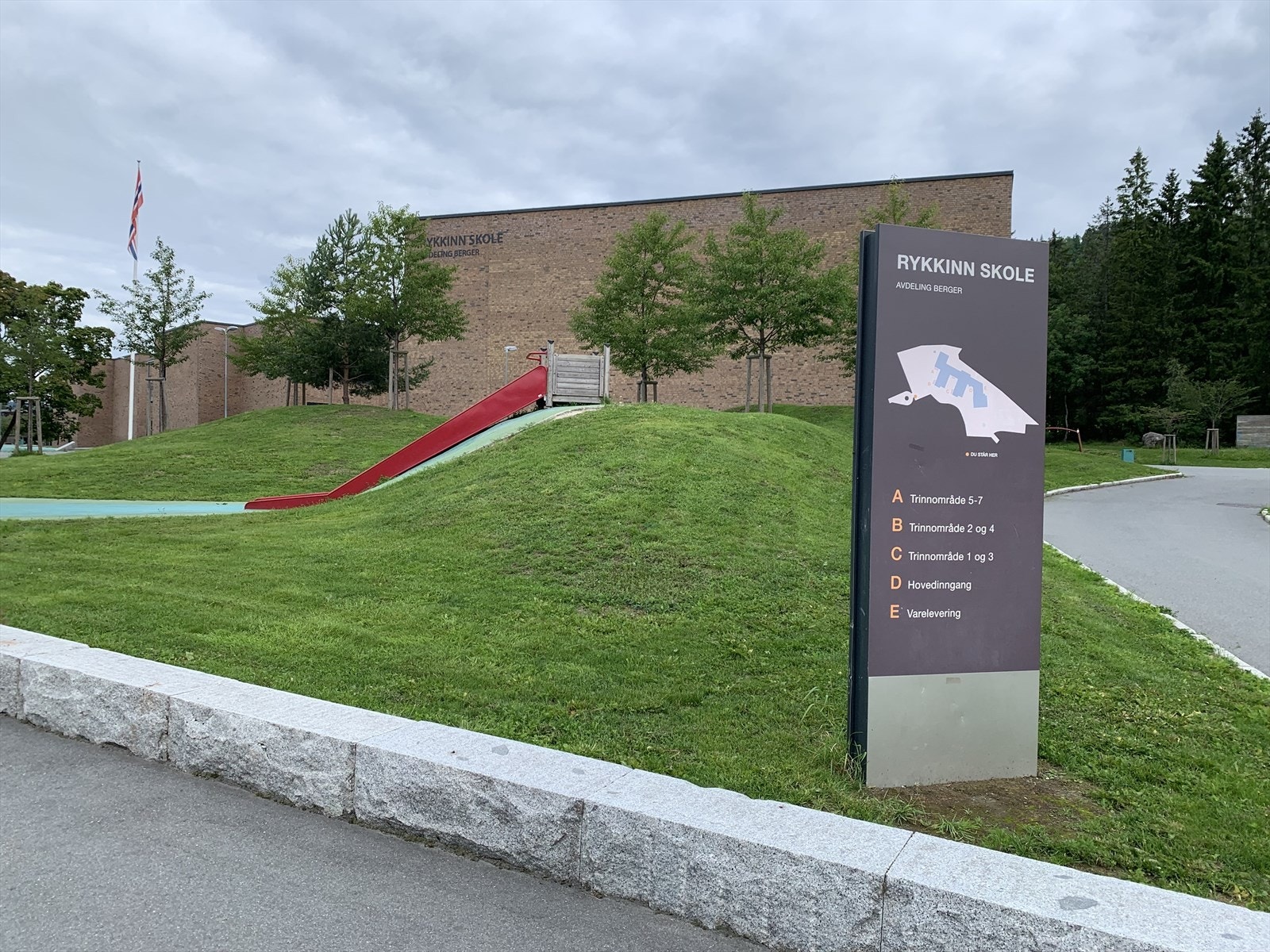 Det er trygg og fin gangvei til nye Rykkinn barneskole.
Ny ungdomsskole åpnet i 2024. Det er også flere gode barnehager i nærområdet. Galleribilde