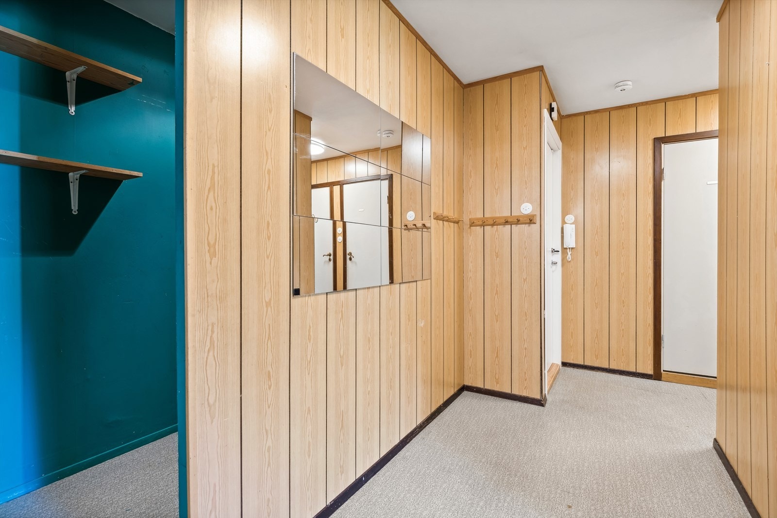 Romslig gang med praktisk bod Galleribilde