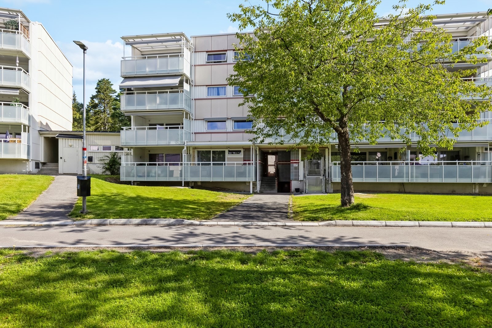 Leiligheten ligger fint til med enkel adkomst i 2. etasje Galleribilde