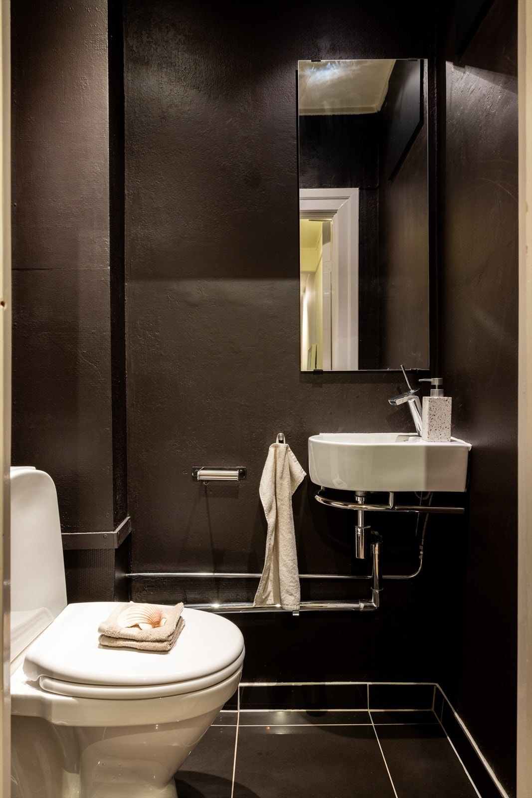 - Toalettrom med toalett og servant. Flislagt gulv med varmekabler. Malte vegger. Merk kun kaldtvann i rommet - Galleribilde