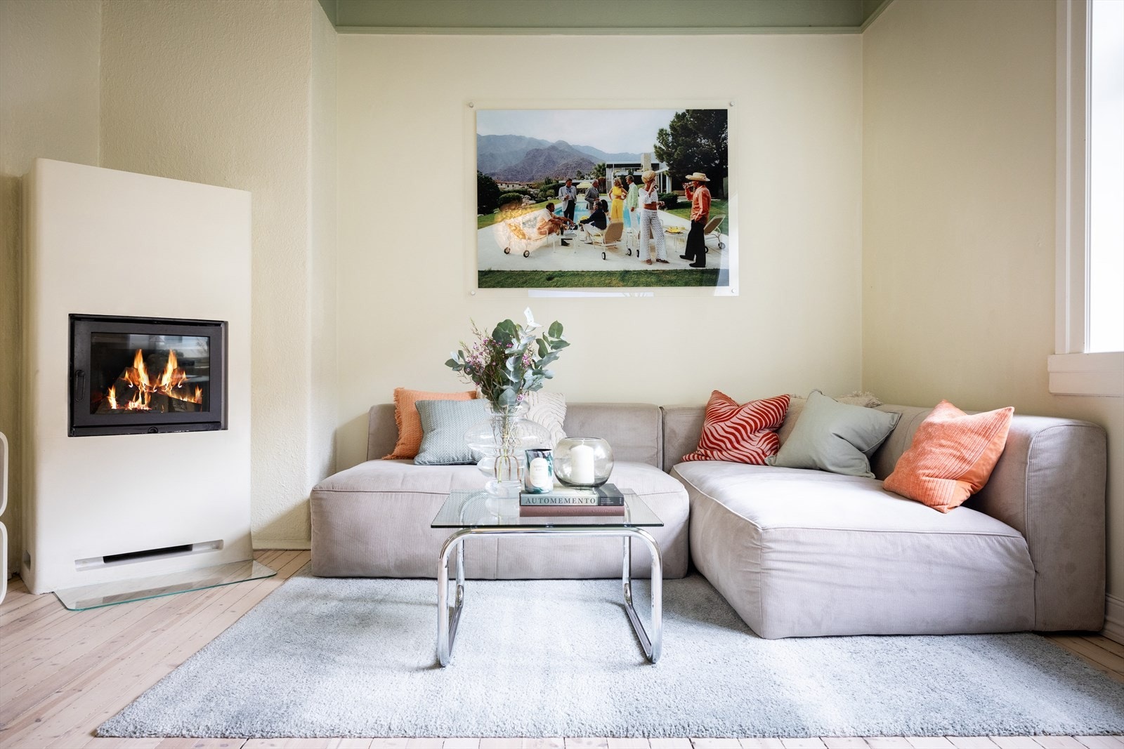 - Stuen har god plass til sofaseksjon med tilhørende møblement, TV-benk og spisebord - Galleribilde