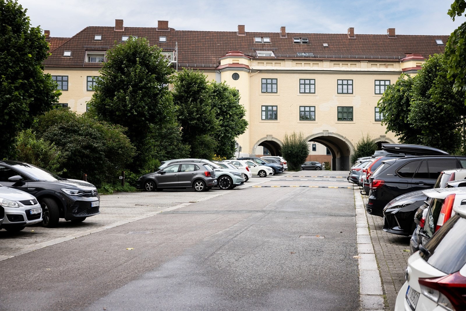- Det er parkeringsplasser i bakgården som leies ut etter gjeldende venteliste - Galleribilde