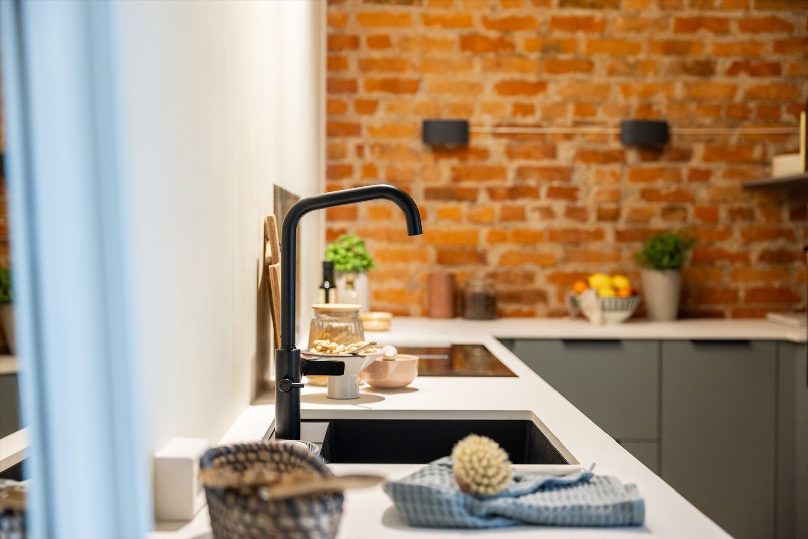 - Glatte fronter. Benkeplate i granitt/stein - Galleribilde