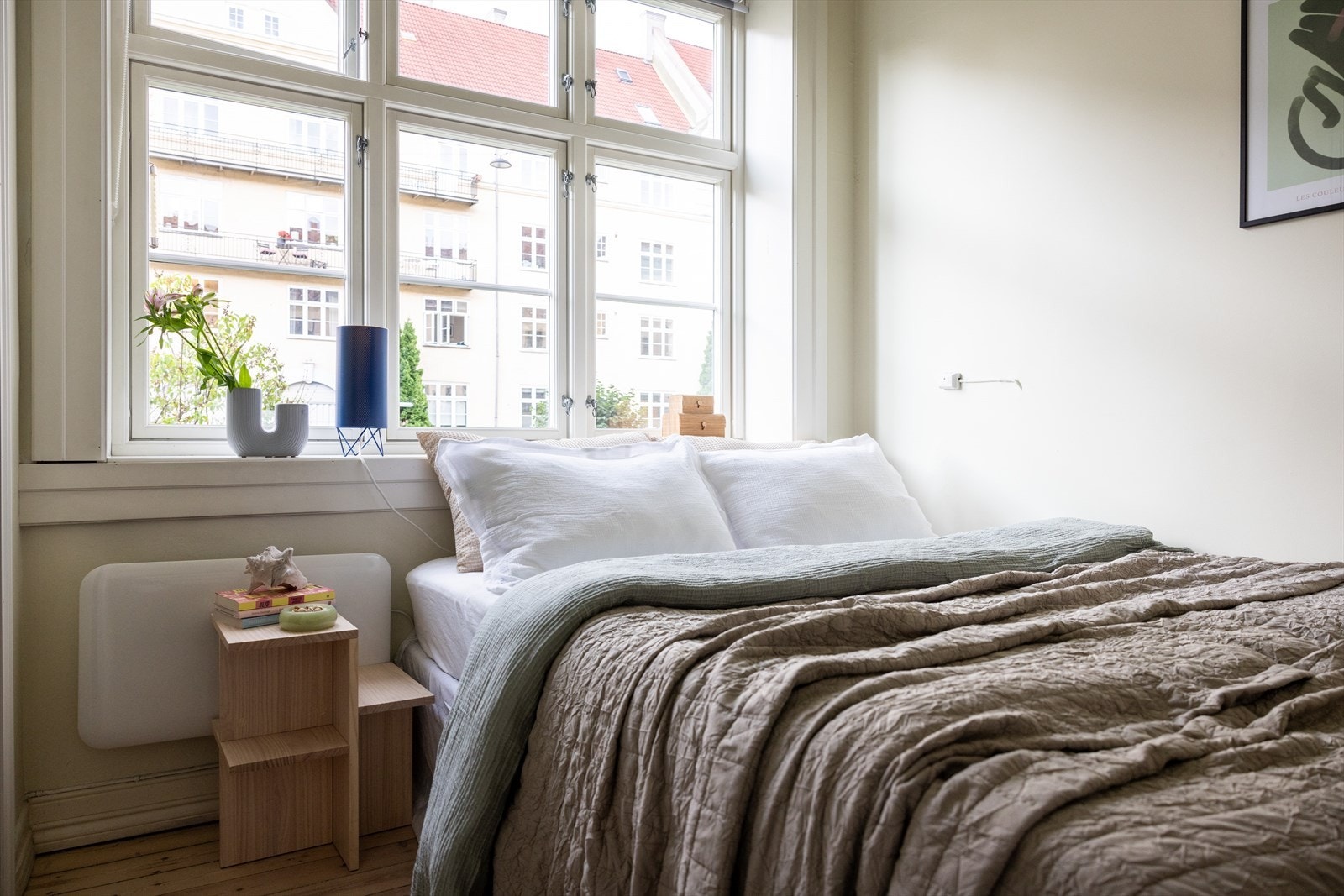 - God plass til dobbeltseng med tilhørende nattbord - Galleribilde