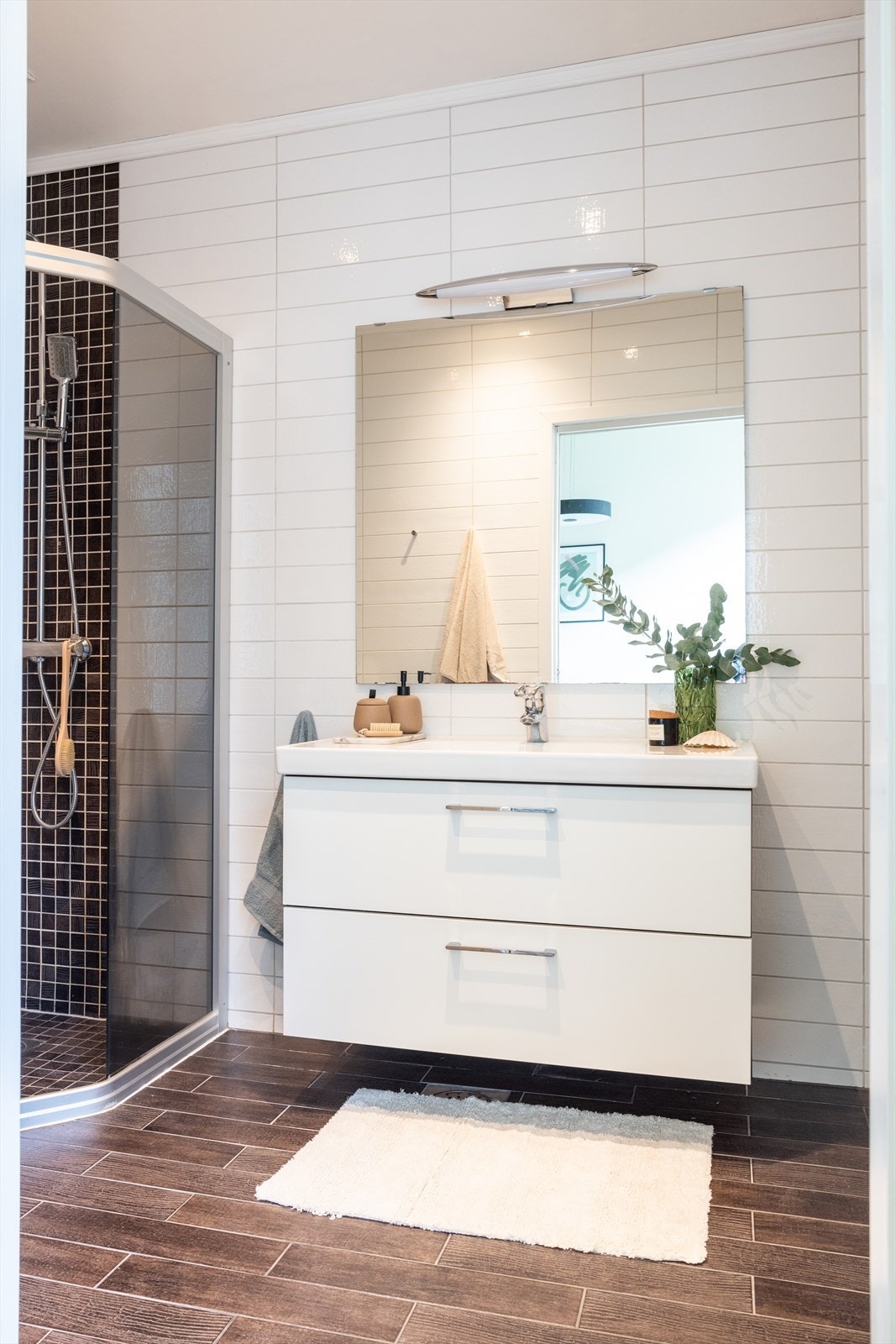 - Servant på vegghengt servantskap. Dusjskyvedører med fronter i glass. Det er mekanisk avtrekk. Tilkoblet luftekanal med antatt naturlig oppdriftsventilasjon - Galleribilde