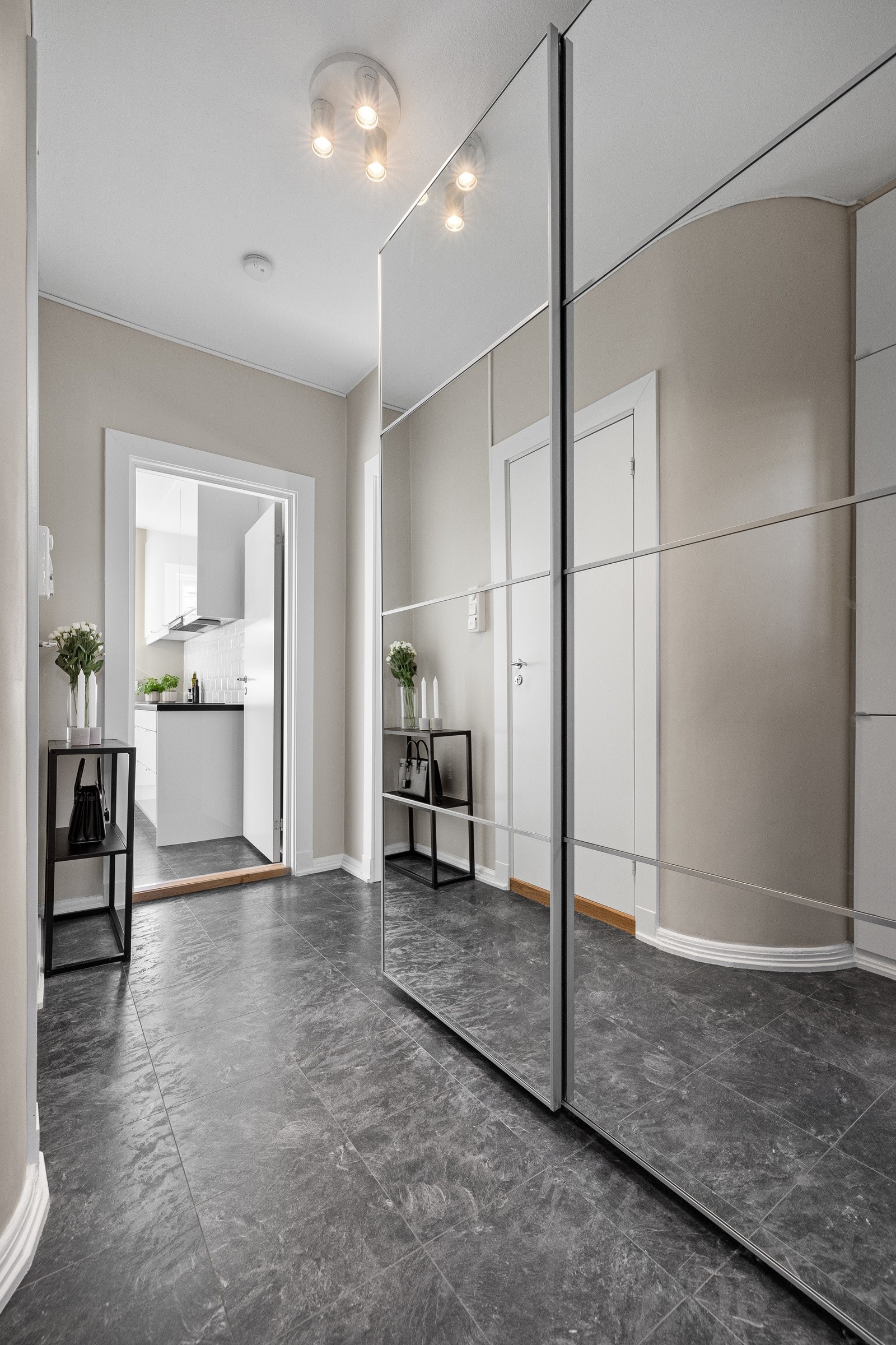 Stor garderobe i entré med plass til oppbevaring og oppheng av yttertøy. Galleribilde